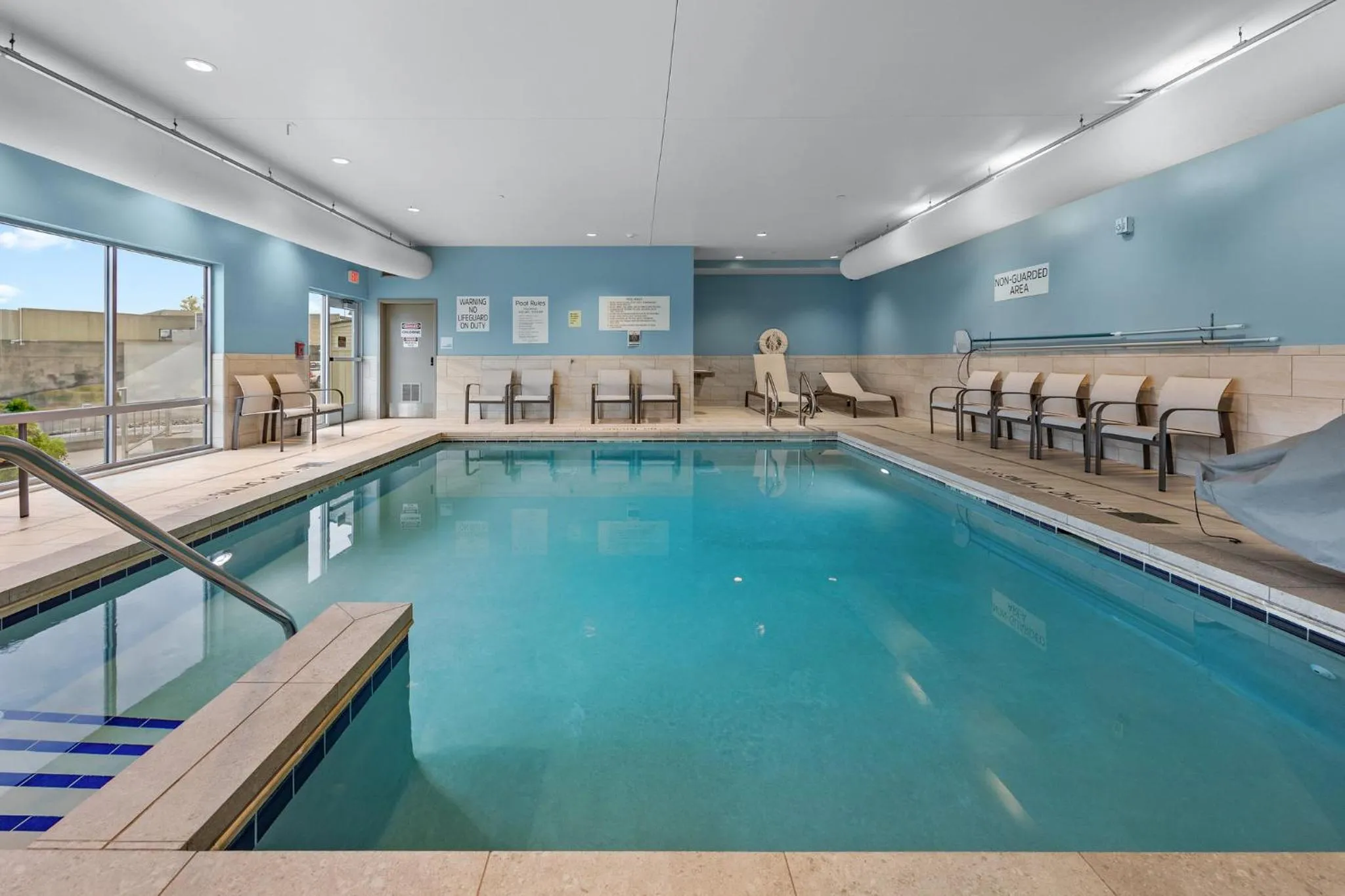 Swimming pool in Holiday Inn Express & Suites Marinette
