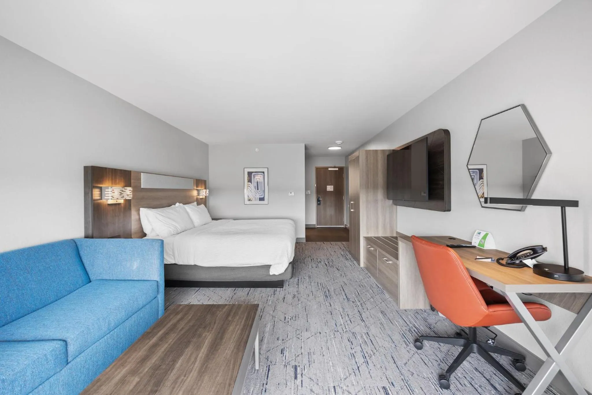 Photo of the whole room, Bed in Holiday Inn Express & Suites Marinette