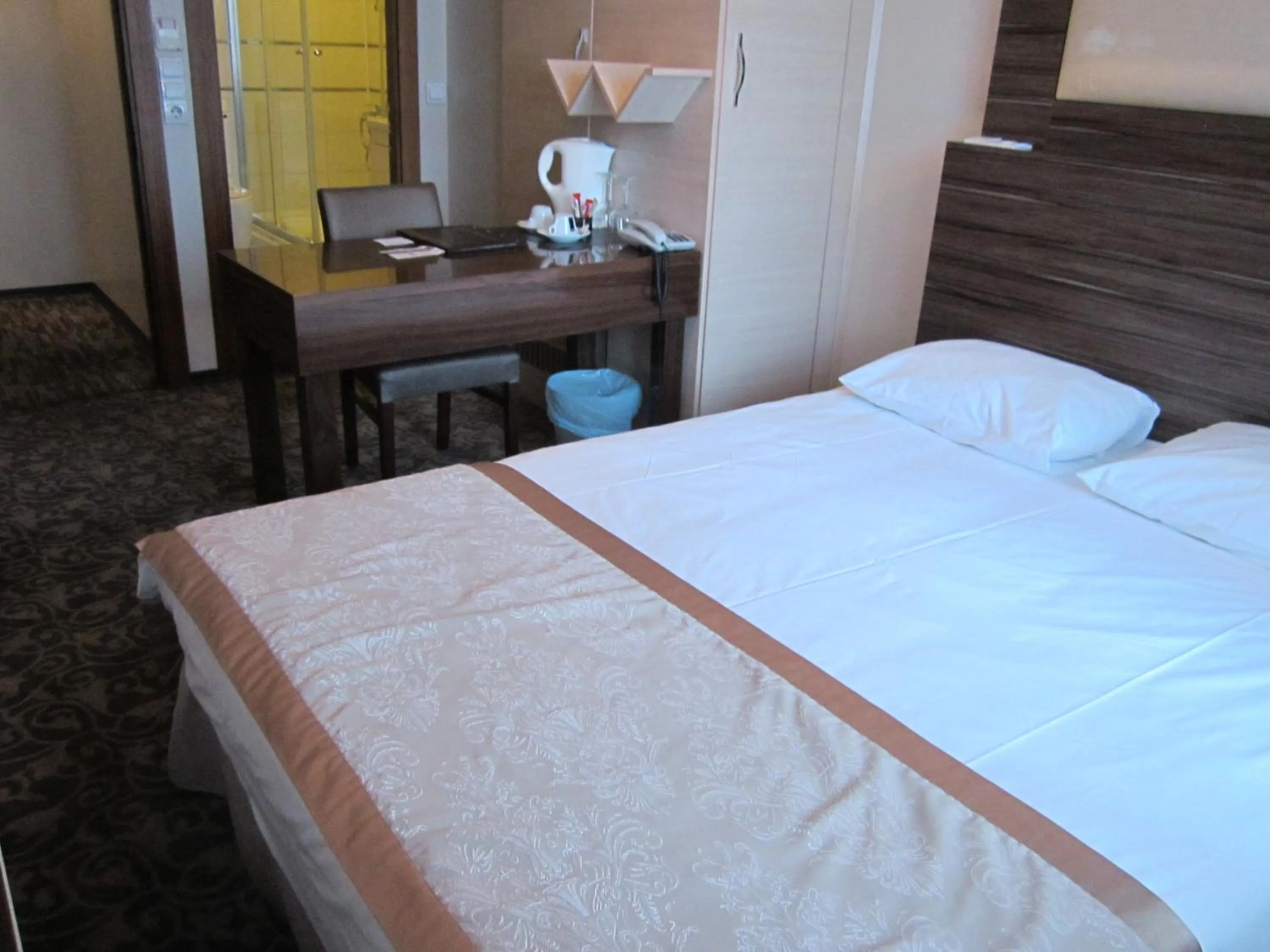 Bed in Derpa Suite Hotel