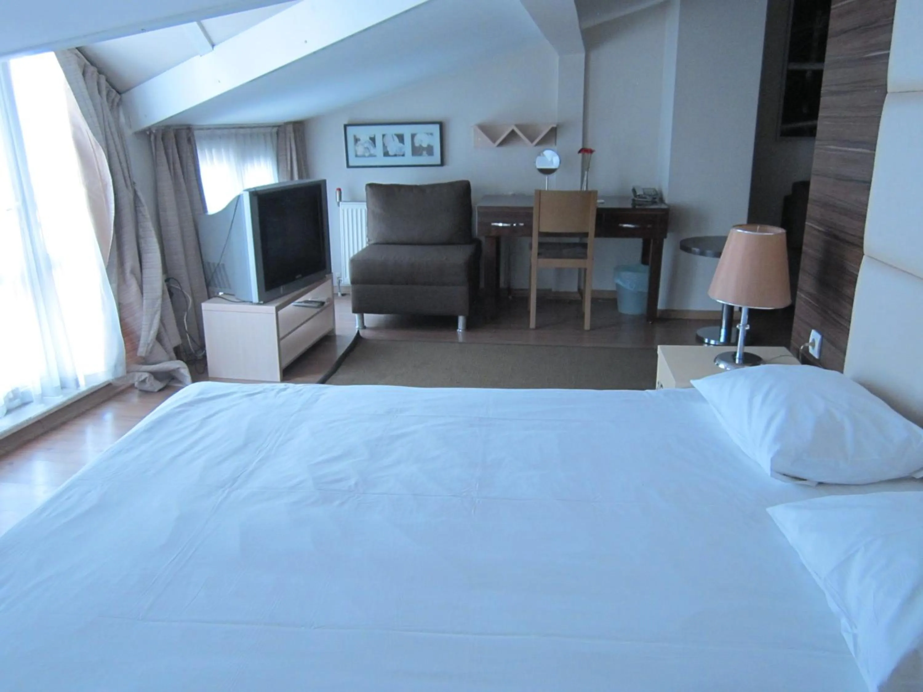 Bed in Derpa Suite Hotel