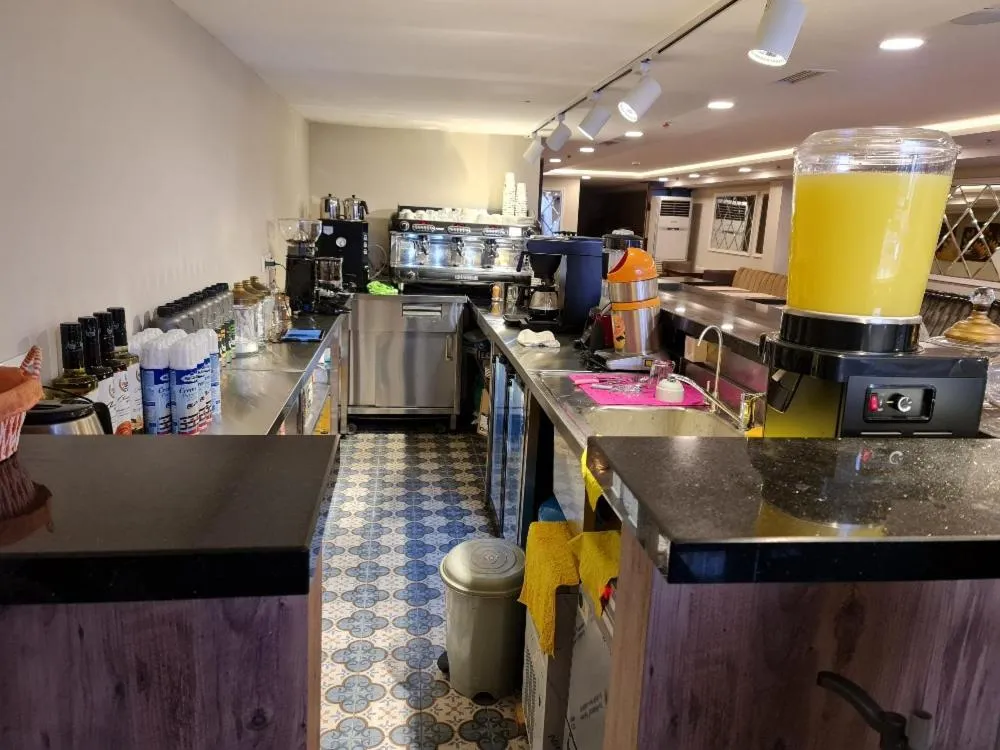 Restaurant/places to eat in Derpa Suite Hotel