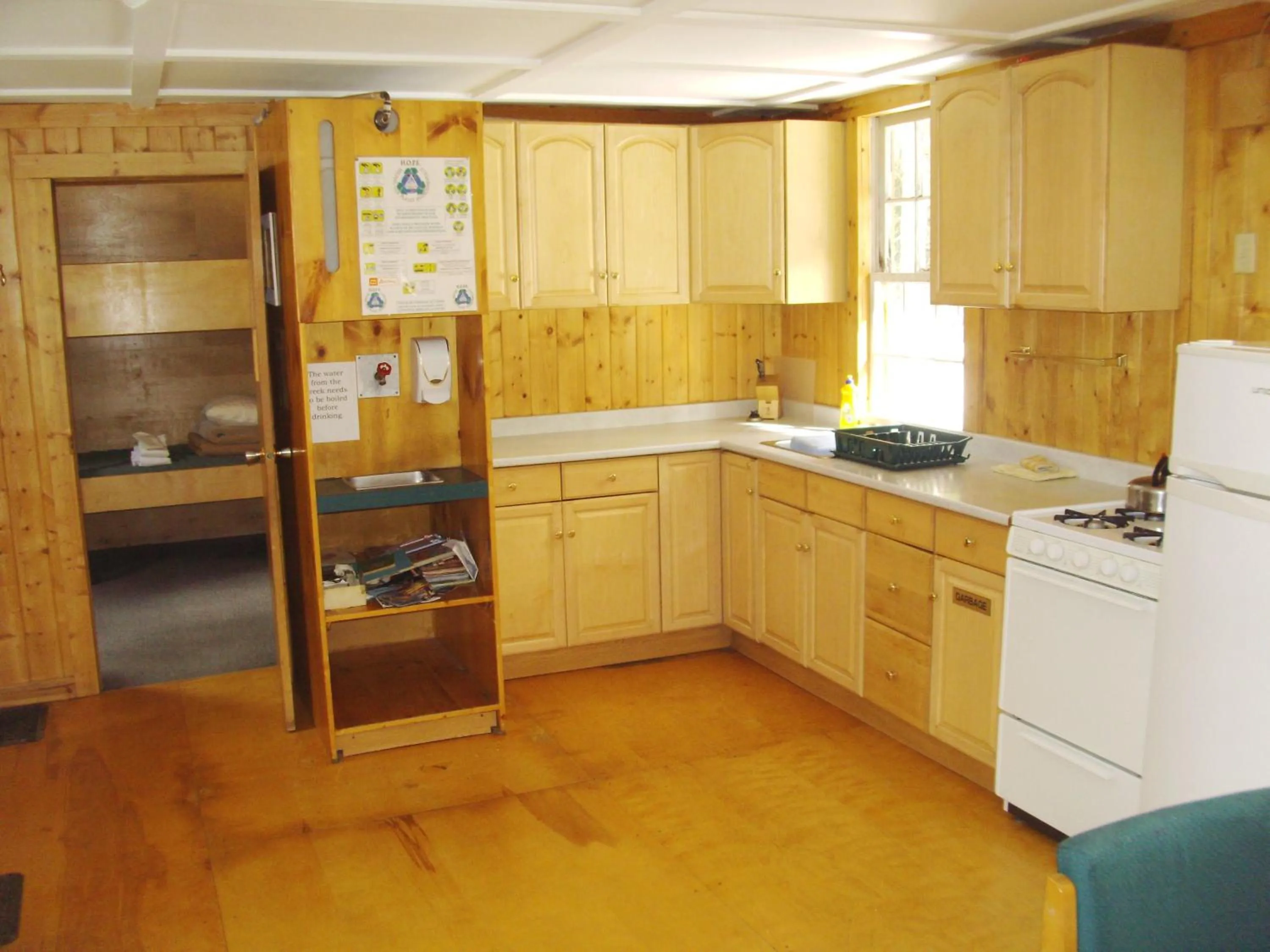 Kitchen or kitchenette in HI Mosquito Creek - Wilderness Hostel