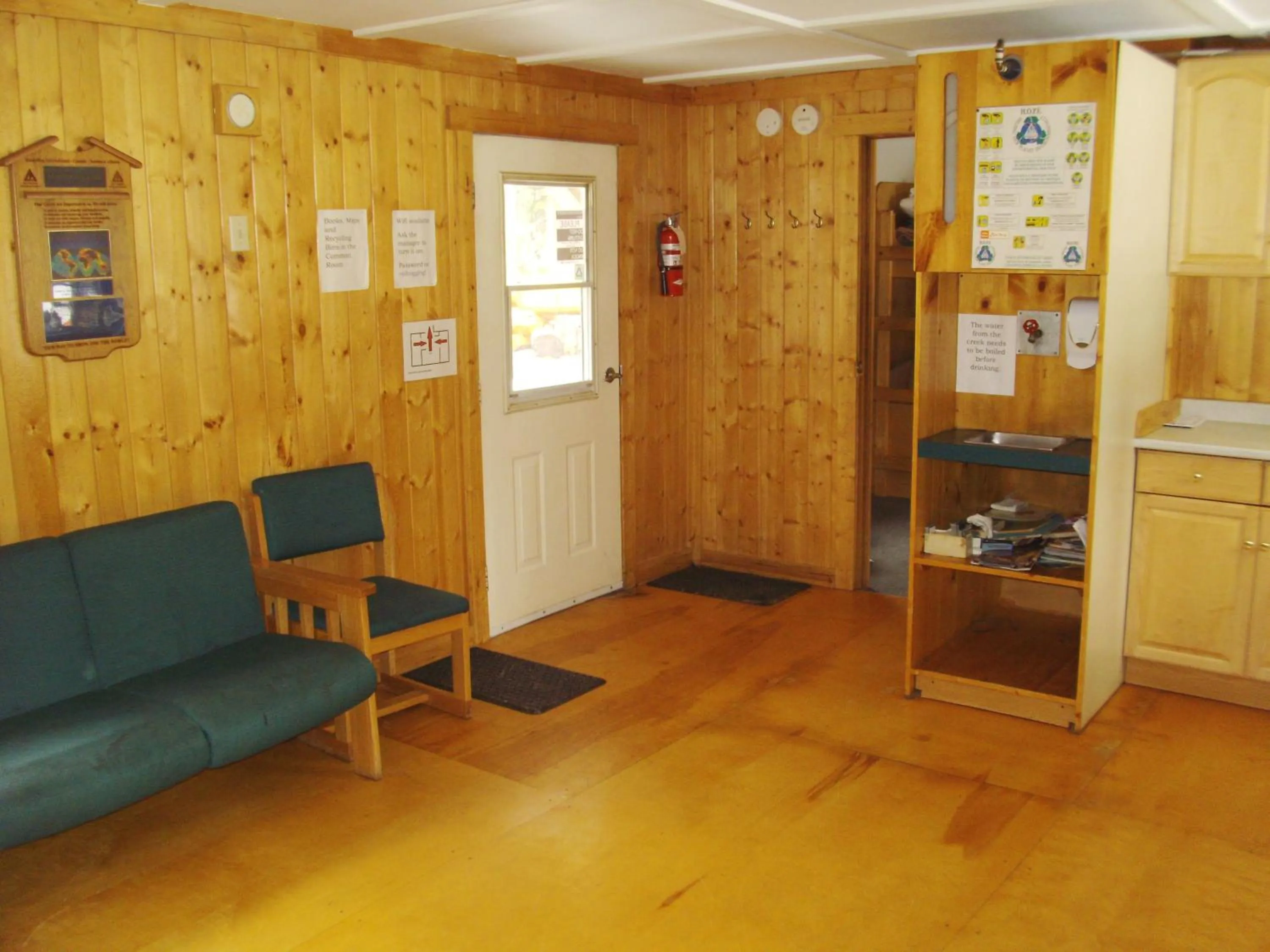 Lobby or reception in HI Mosquito Creek - Wilderness Hostel