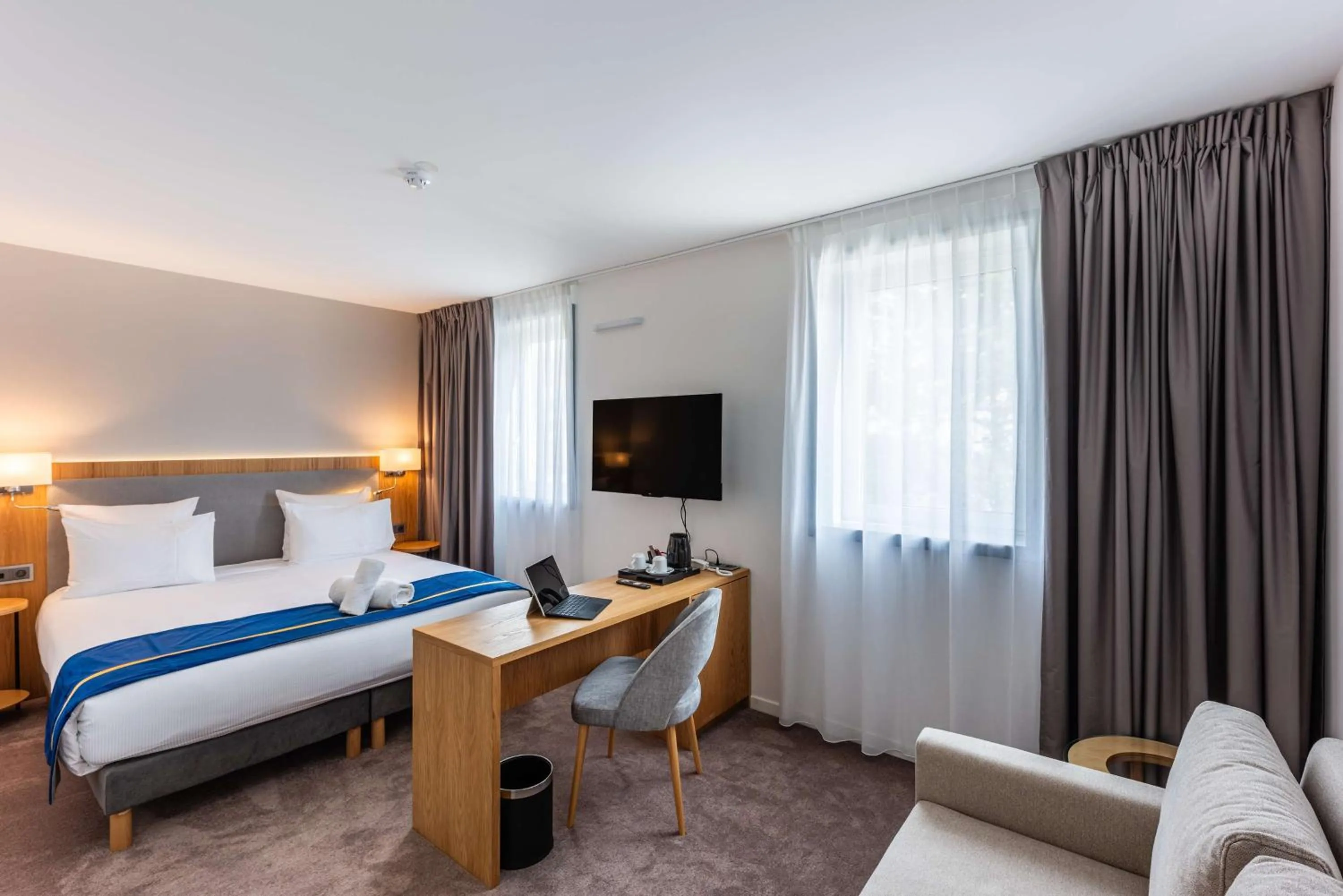 Bedroom, Bed in Brit Hotel Privilège Paris Rosny-sous-Bois