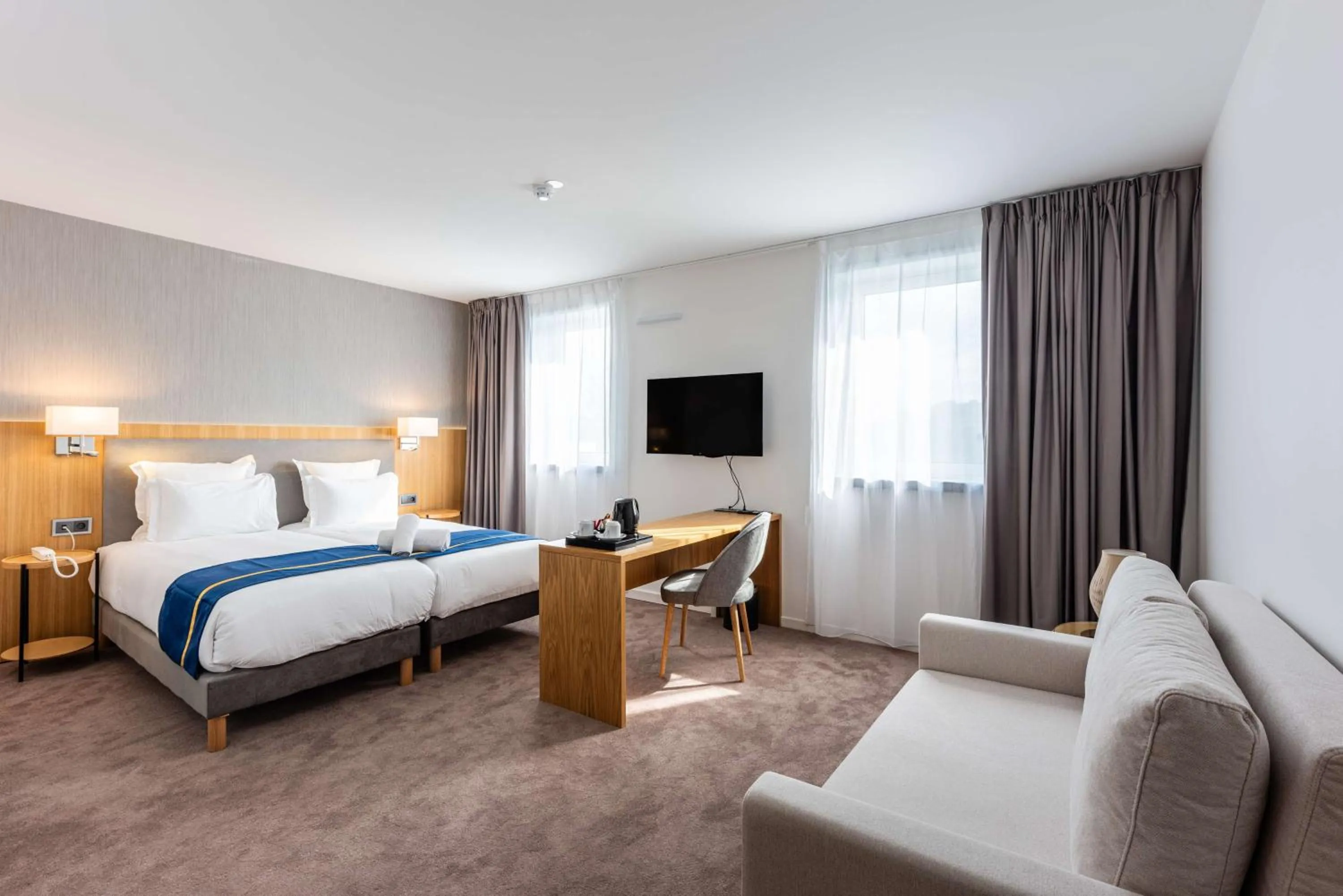 Bedroom, Bed in Brit Hotel Privilège Paris Rosny-sous-Bois