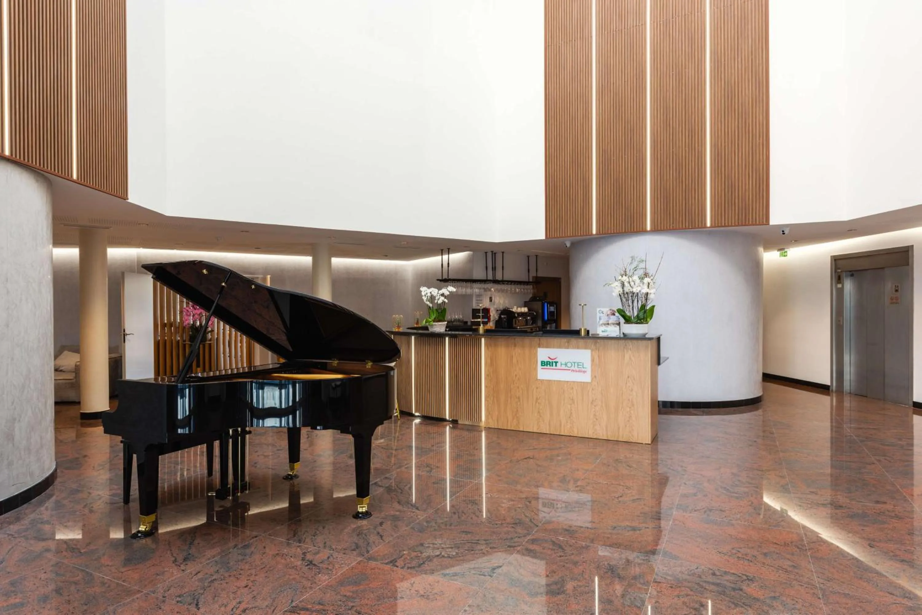 Lobby or reception in Brit Hotel Privilège Paris Rosny-sous-Bois
