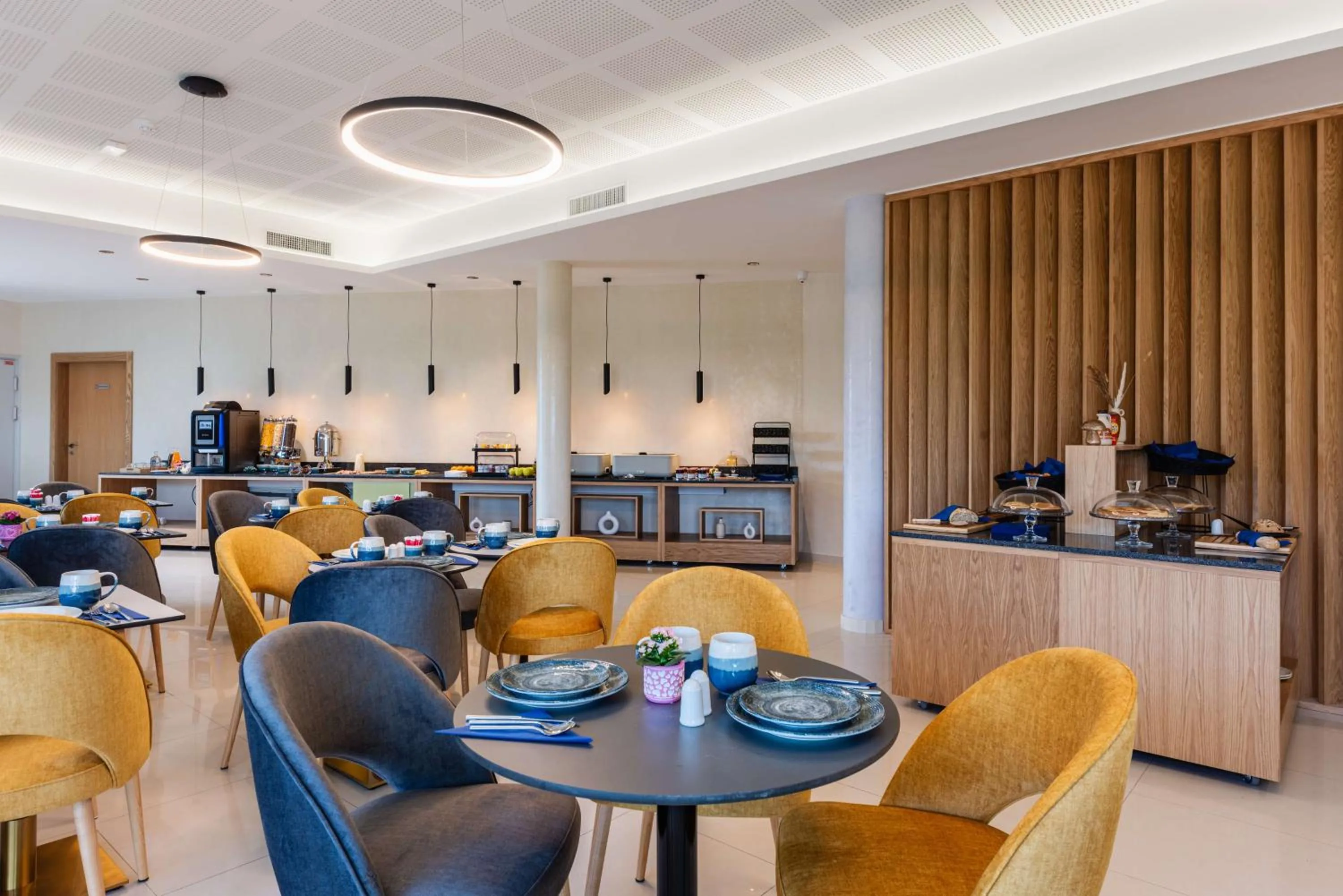 Breakfast in Brit Hotel Privilège Paris Rosny-sous-Bois