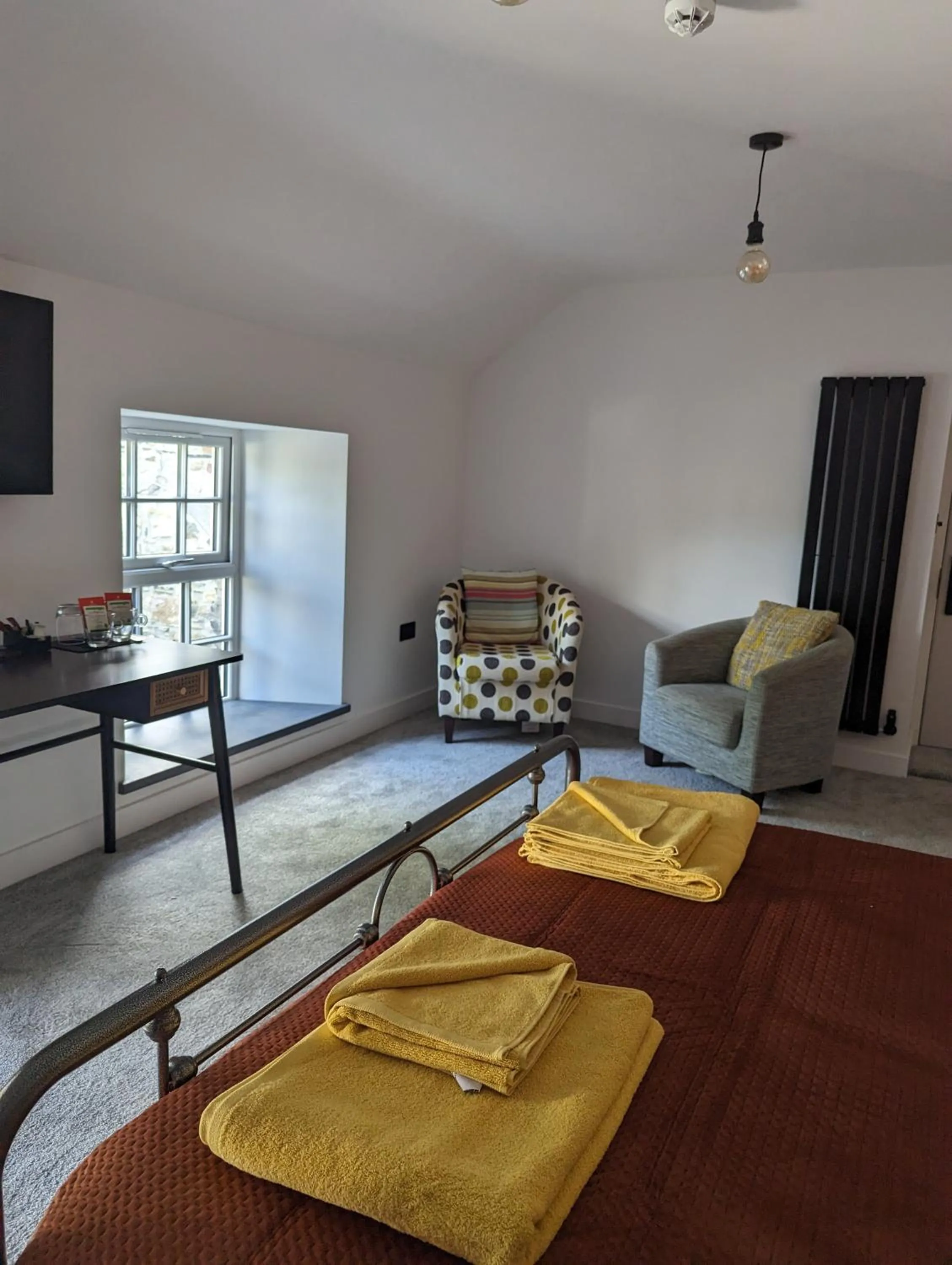 Seating area, Bed in The Wolfe Inn Wolfscastle