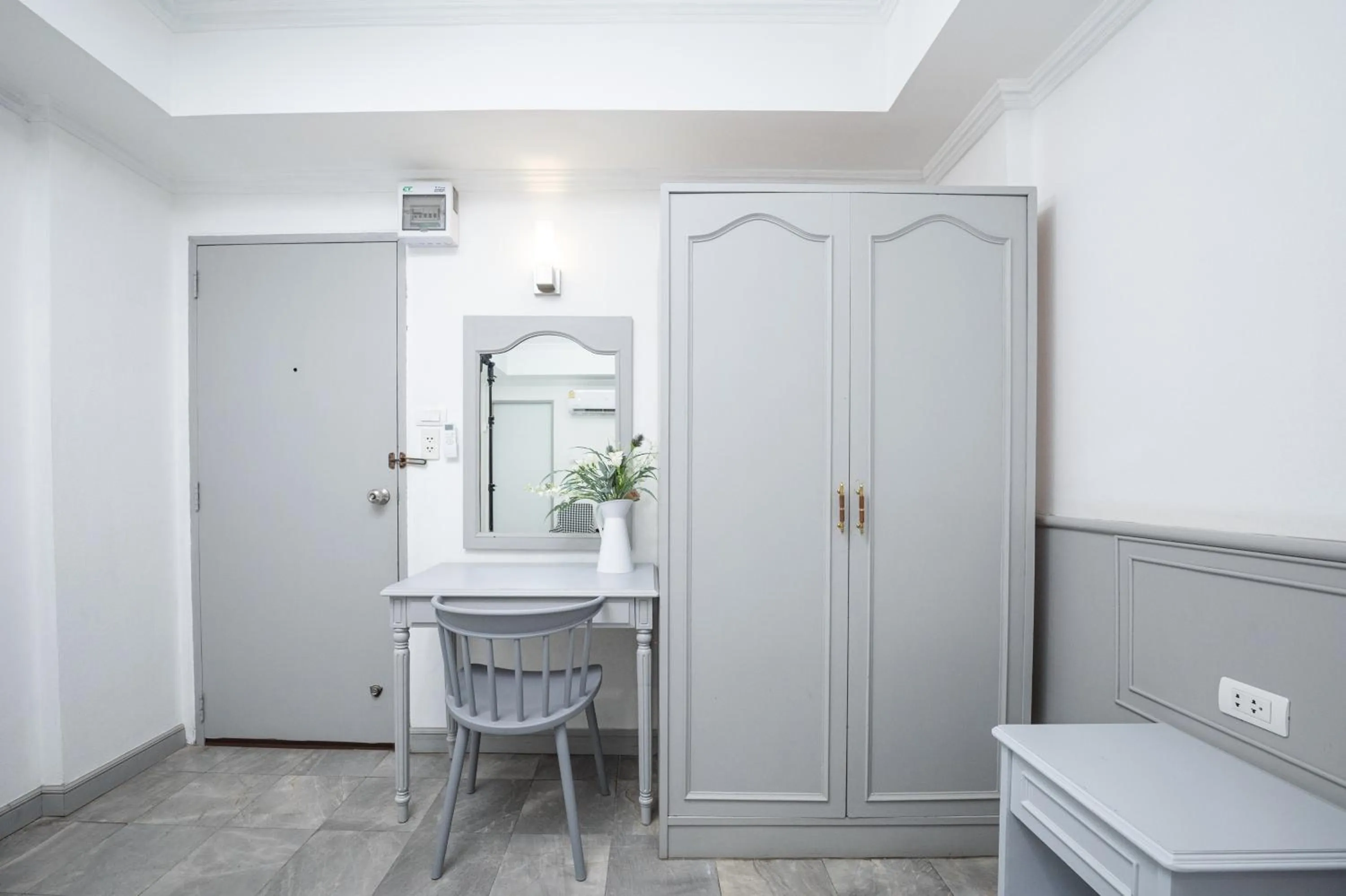 wardrobe in Chaipat Hotel