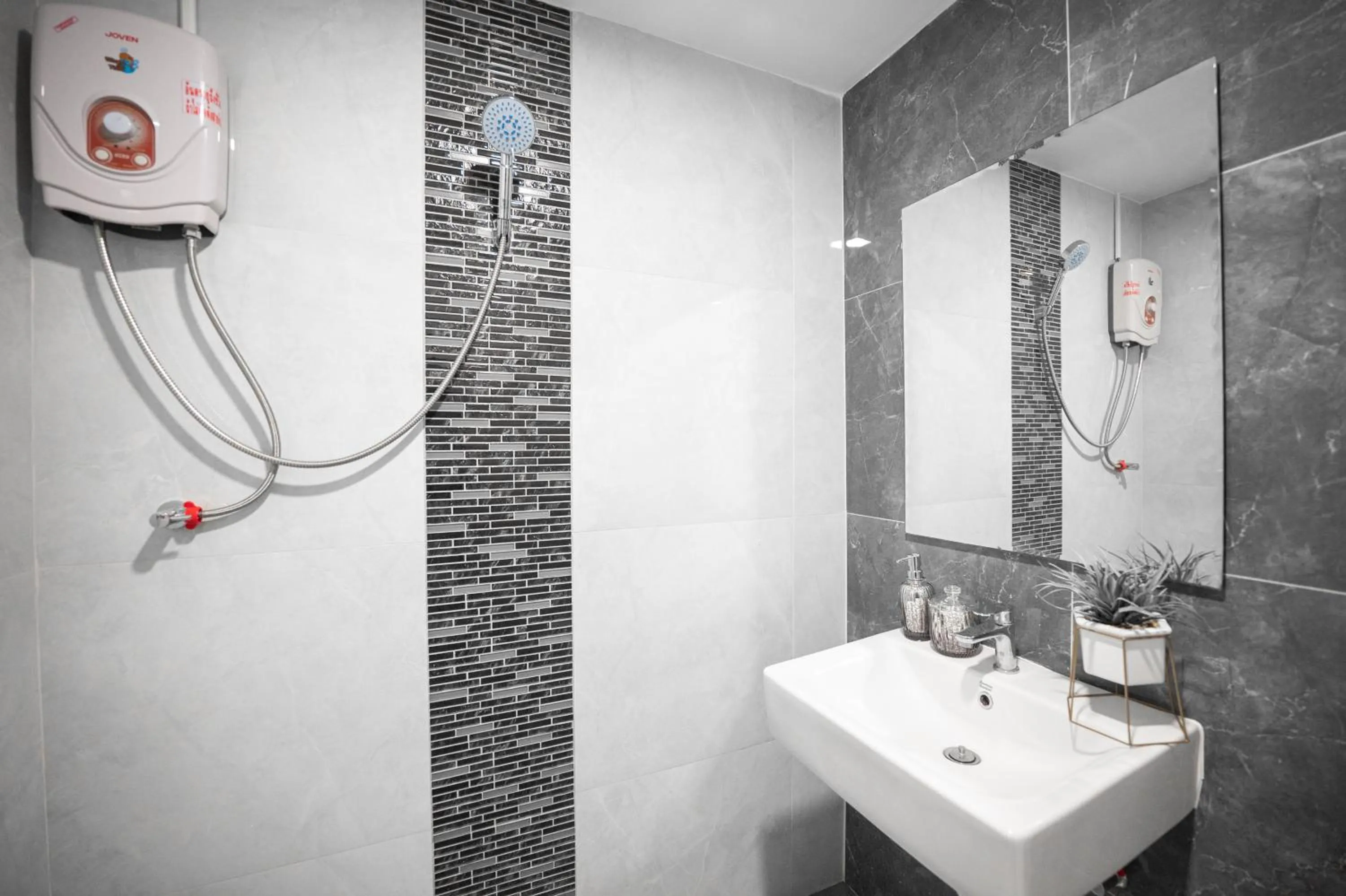 Bathroom in Chaipat Hotel