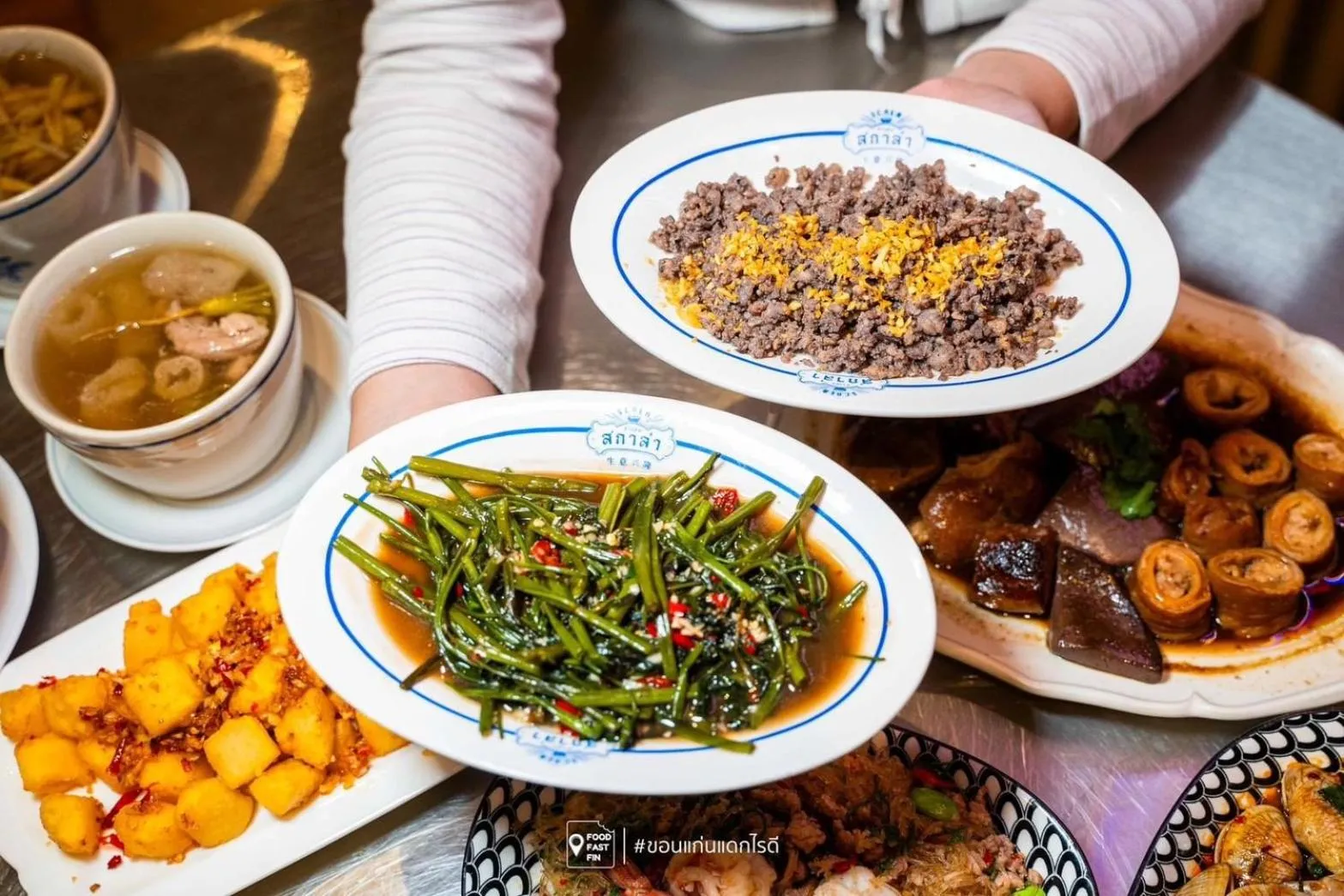 Restaurant/places to eat in Chaipat Hotel