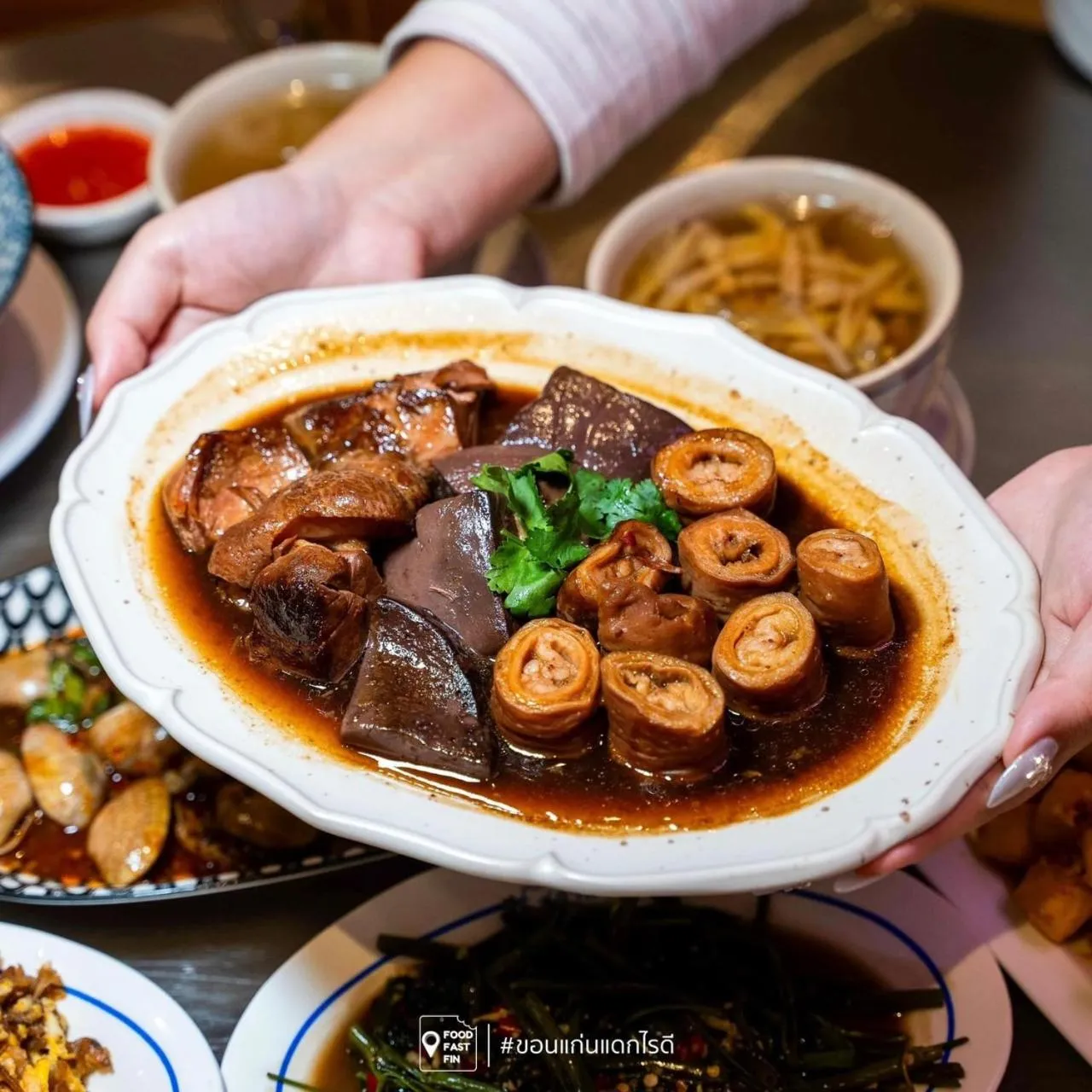 Restaurant/places to eat in Chaipat Hotel