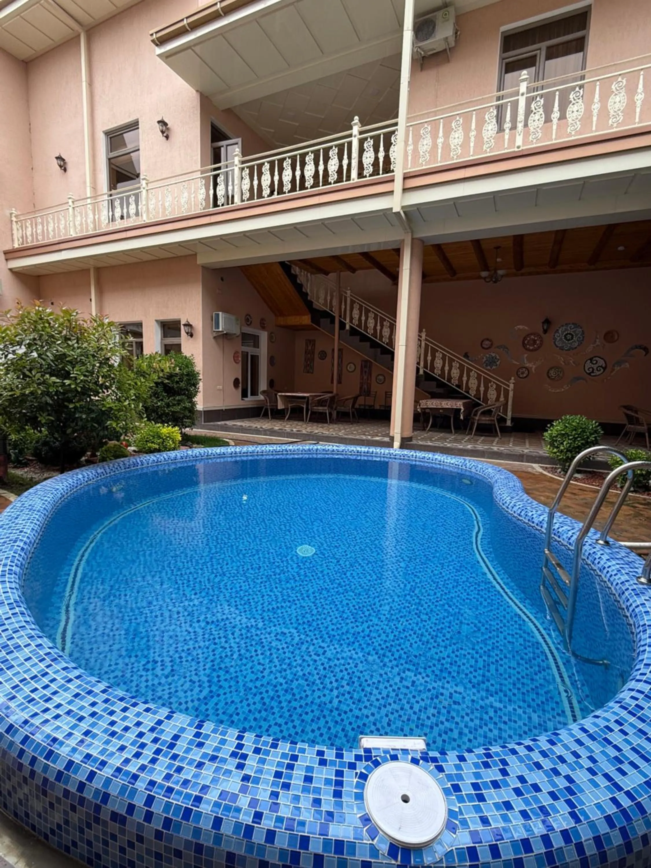 Swimming pool in Hotel Billuri Sitora