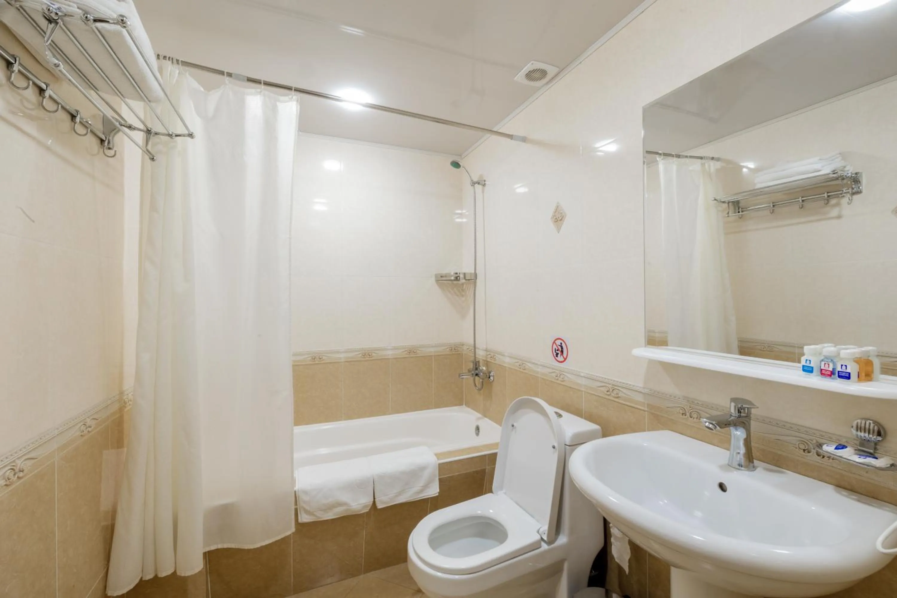 Bath in Hotel Billuri Sitora