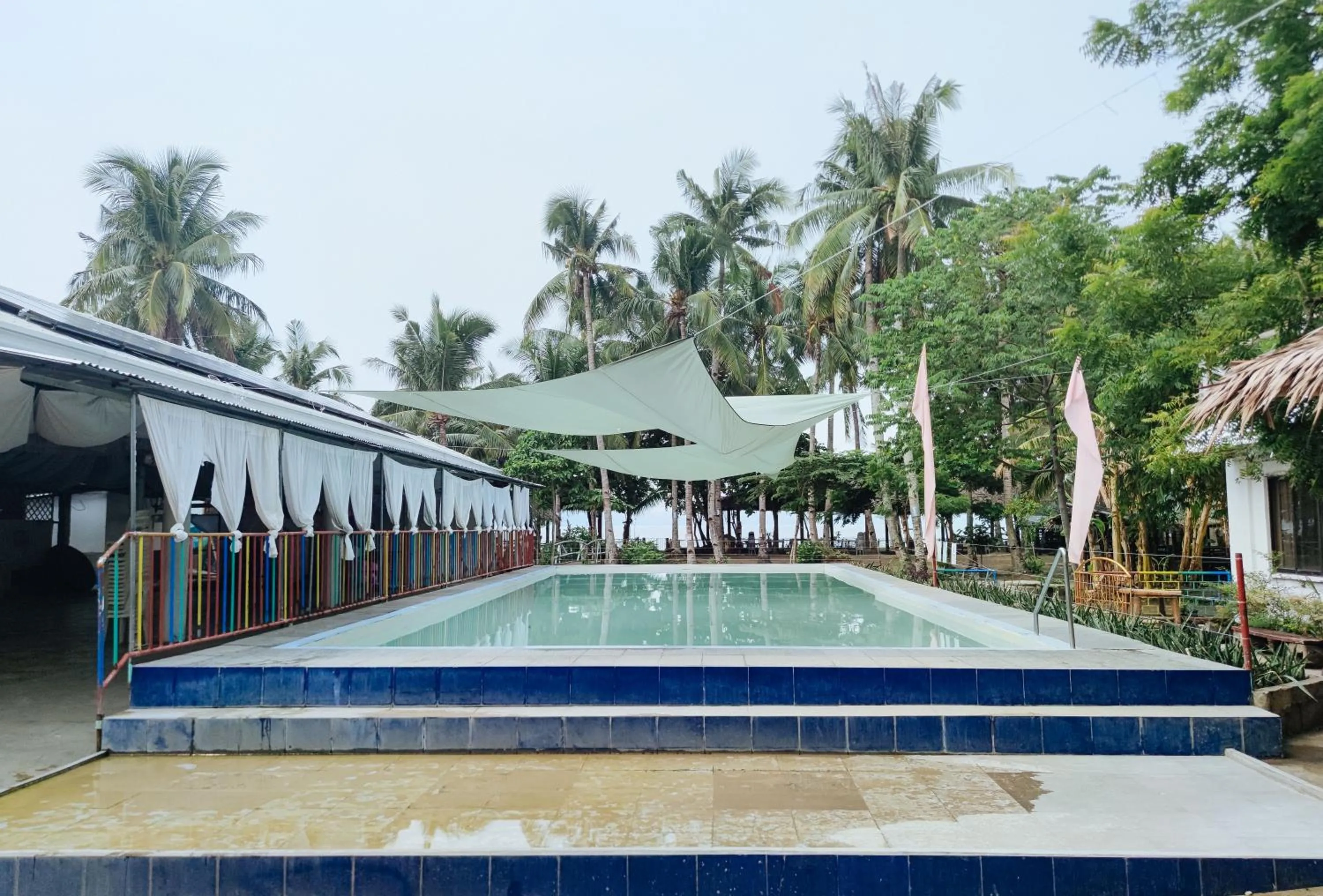 Swimming pool in Iloilo Paraw Beach Resort
