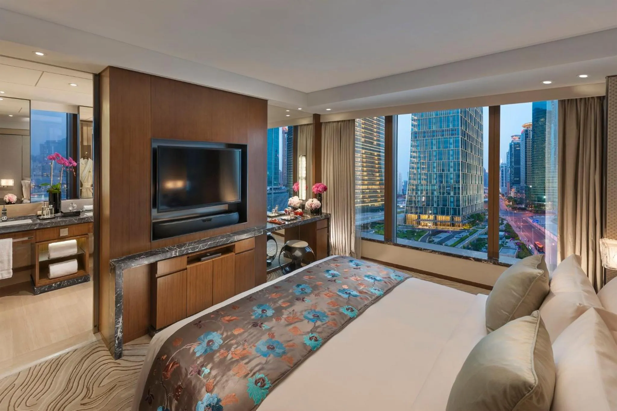 Photo of the whole room, Bed in Mandarin Oriental Pudong, Shanghai