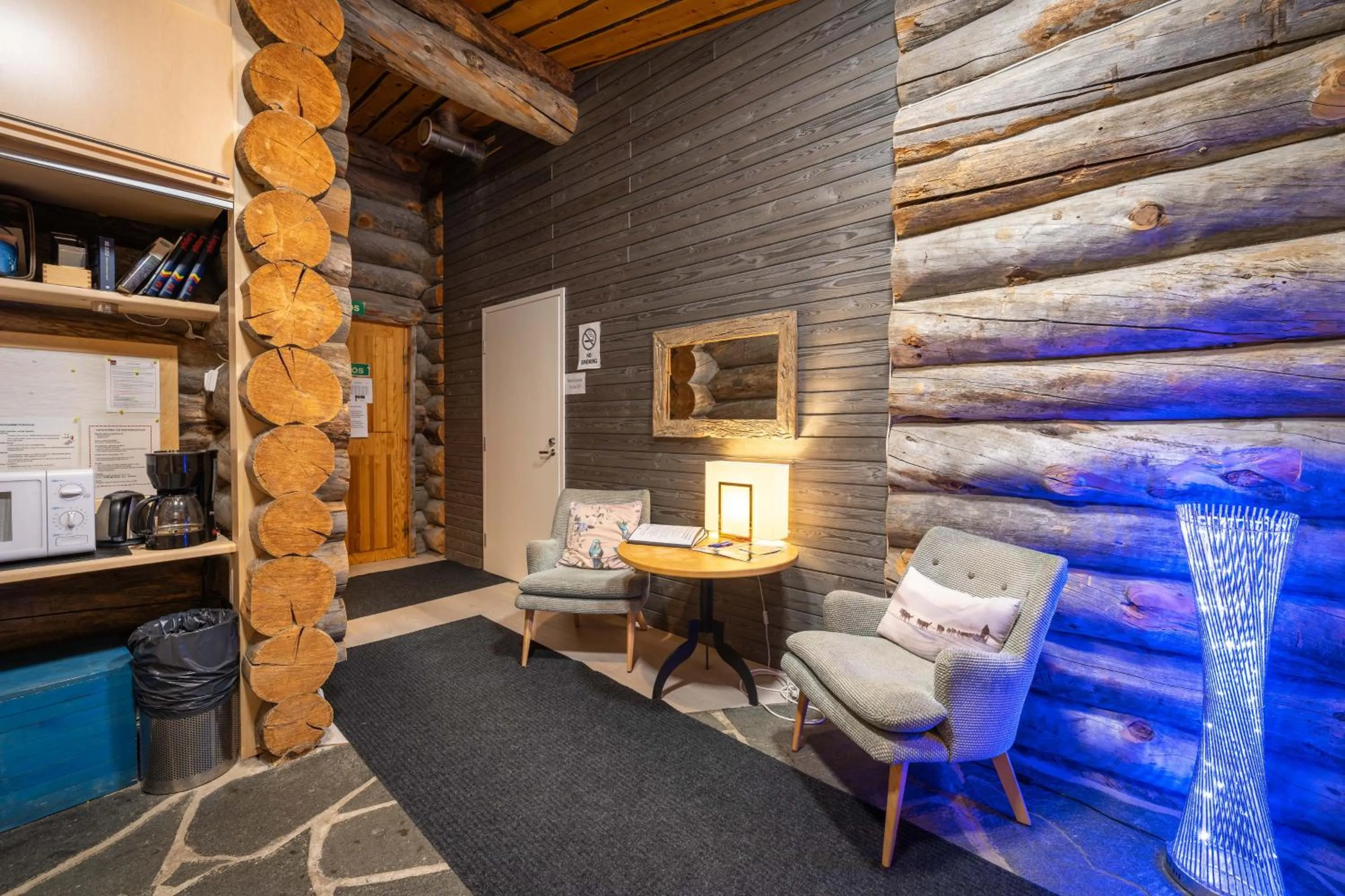 Seating area in Kuukkeli Log Houses Teerenpesä