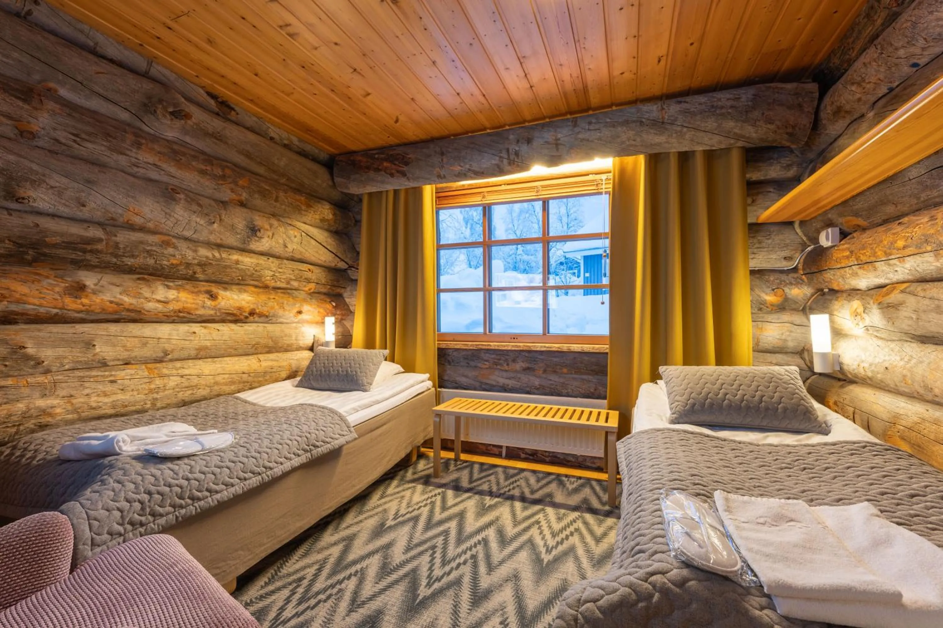 Bed in Kuukkeli Log Houses Teerenpesä