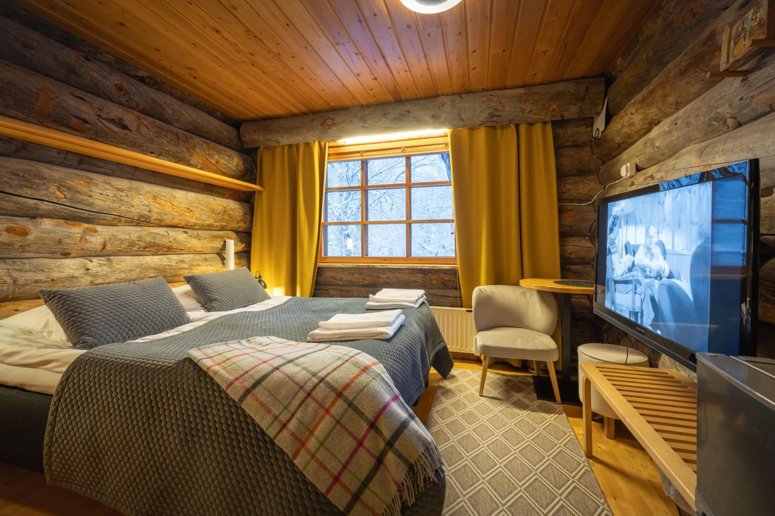 Small Double Room in Kuukkeli Log Houses Teerenpesä