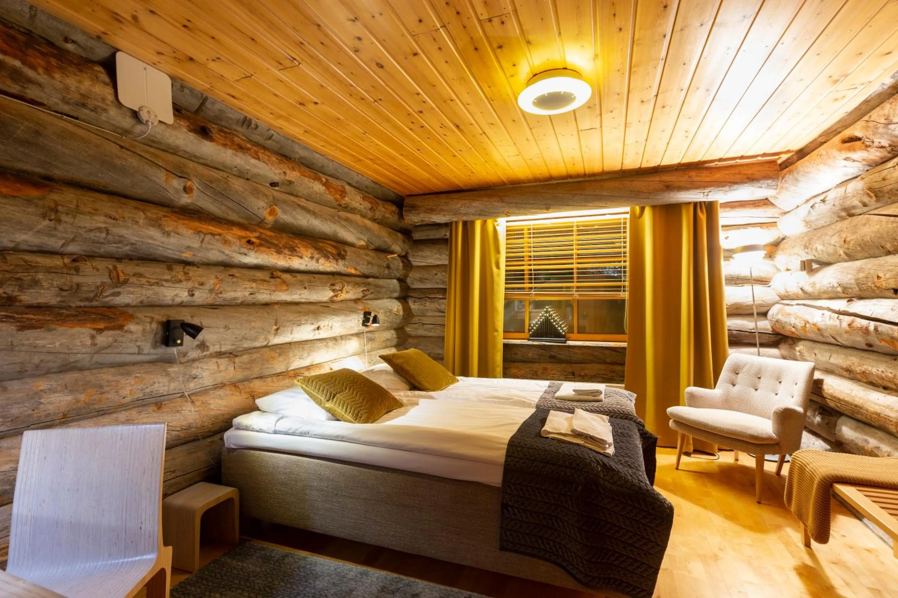 Bed in Kuukkeli Log Houses Teerenpesä