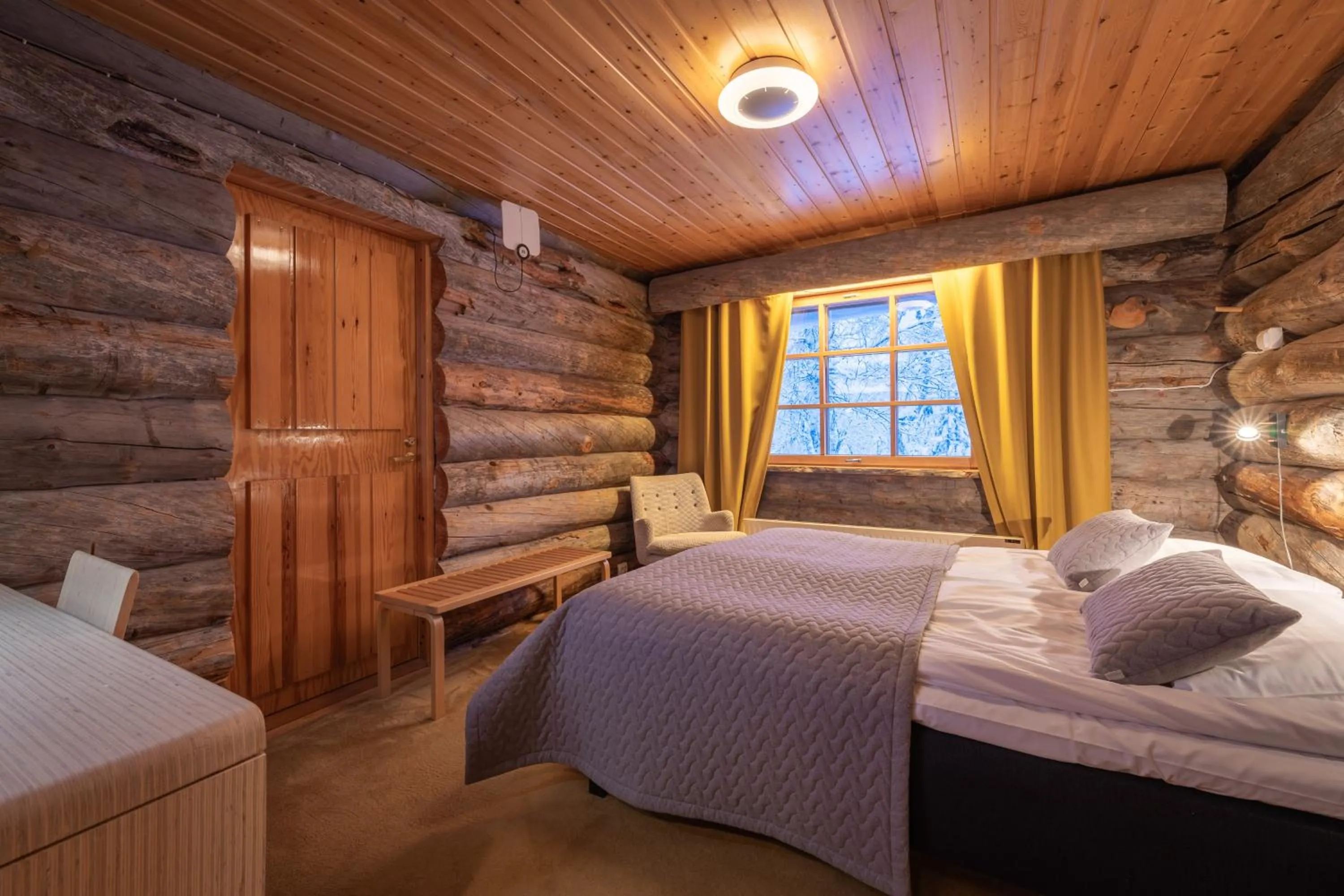 Bed in Kuukkeli Log Houses Teerenpesä