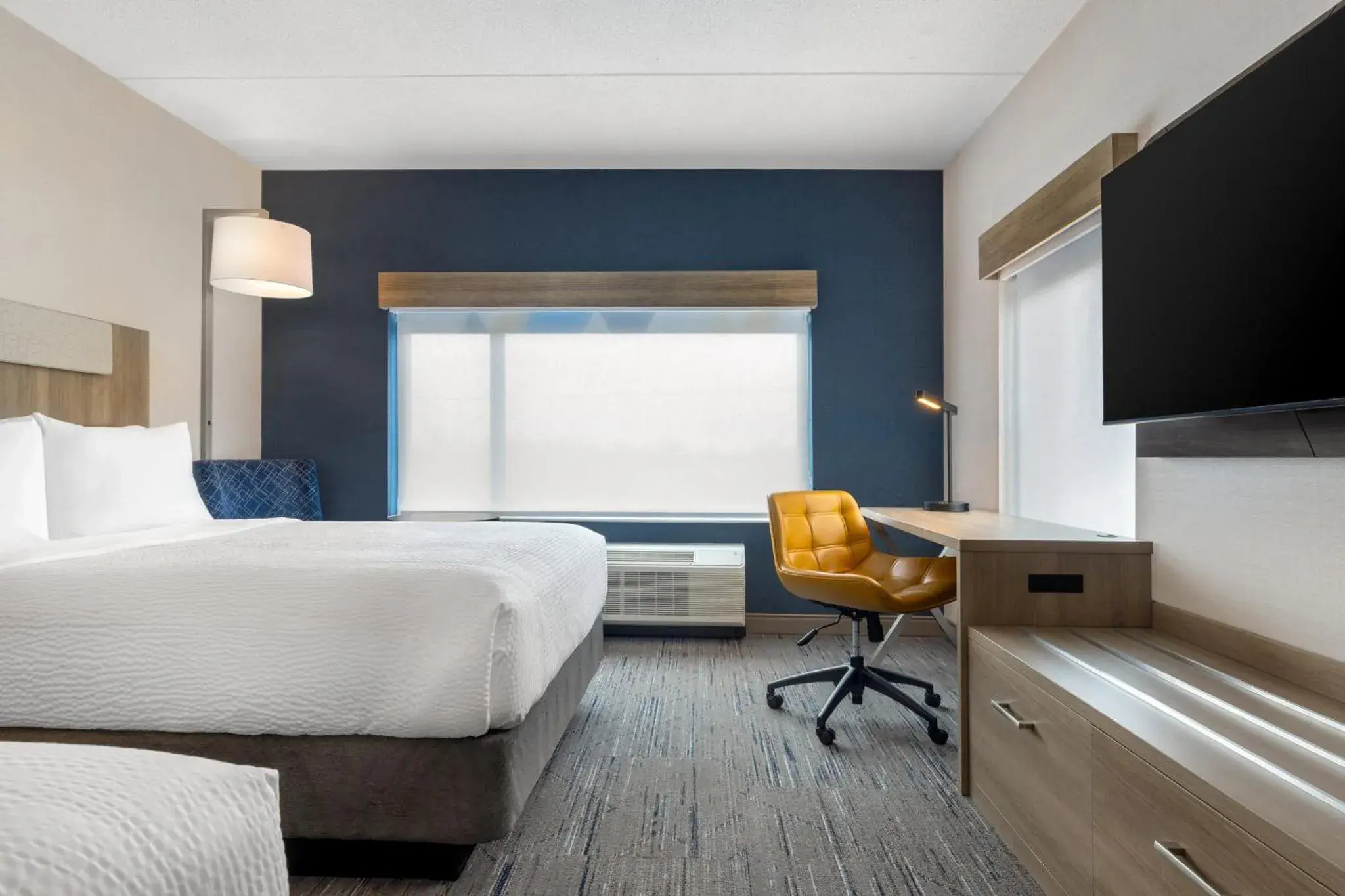 Photo of the whole room, Bed in Holiday Inn Express & Suites St Thomas Photo of the whole room, Bed in Holiday Inn Express & Suites St Thomas