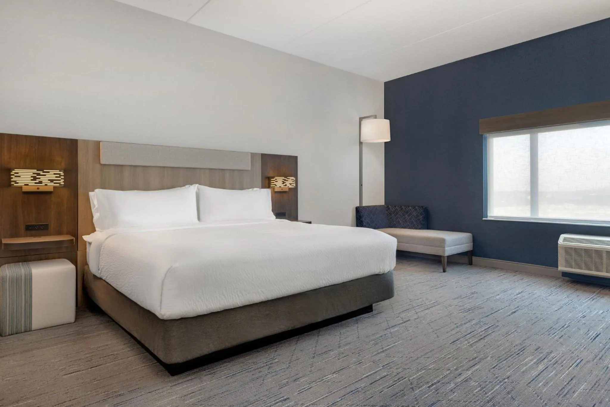 Photo of the whole room, Bed in Holiday Inn Express & Suites St Thomas