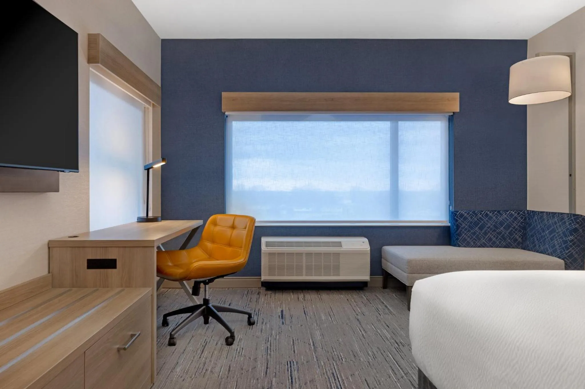 Photo of the whole room, Bed in Holiday Inn Express & Suites St Thomas