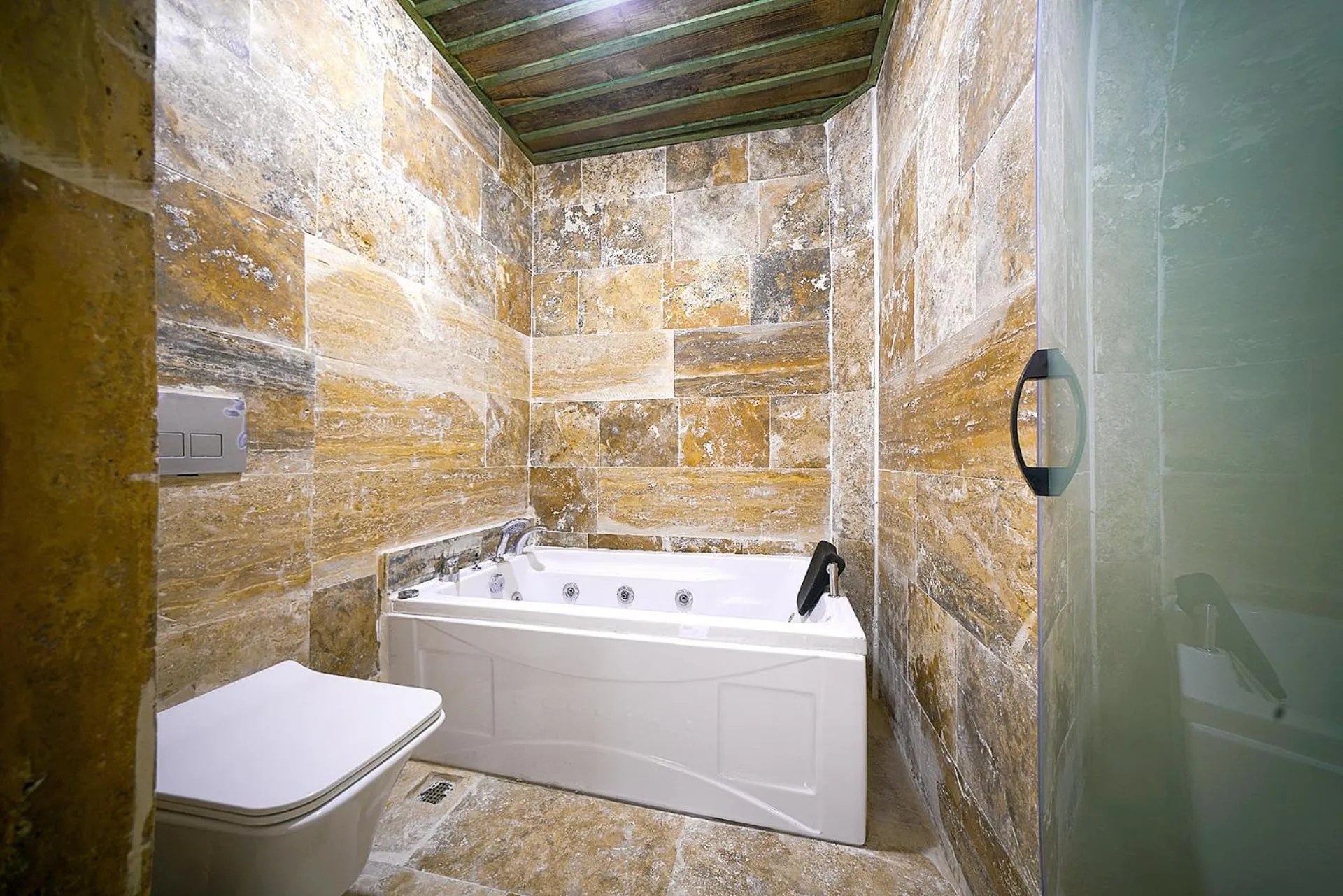 Toilet in Aysel Inn House