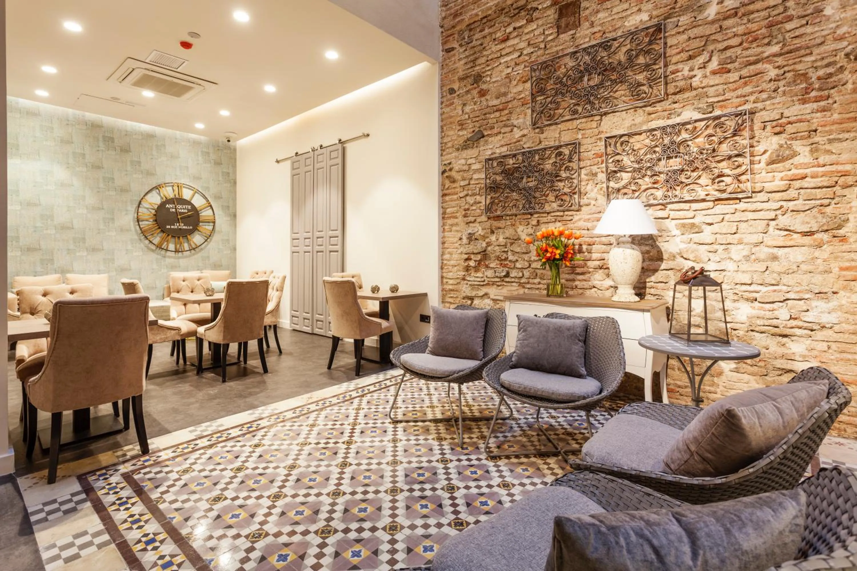 Communal lounge/ TV room in Palacete de Álamos Apartamentos