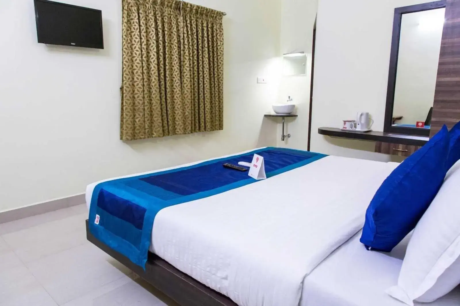 Bed in AN STAYS Chennai Airport Bed in AN STAYS Chennai Airport