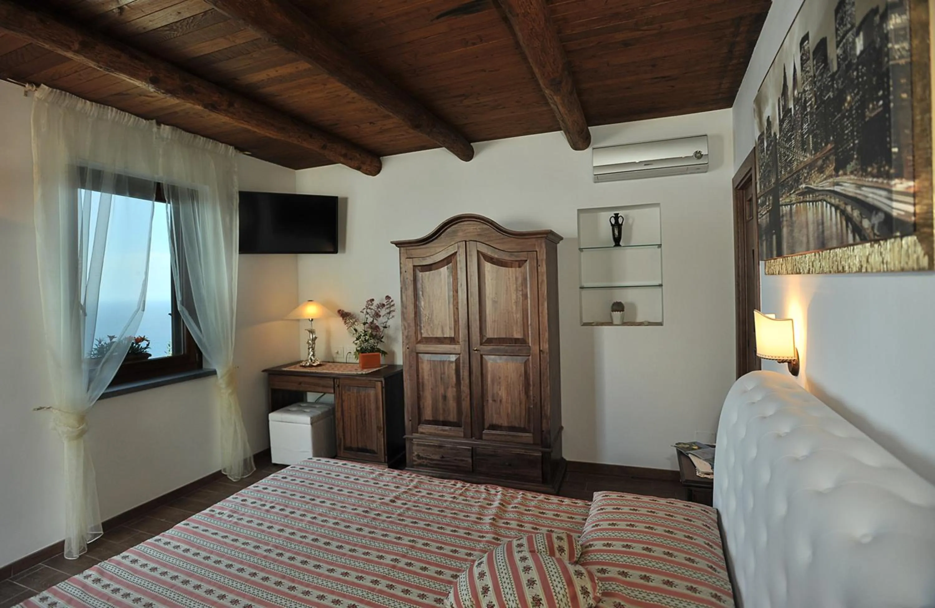 Photo of the whole room, Bed in World Center