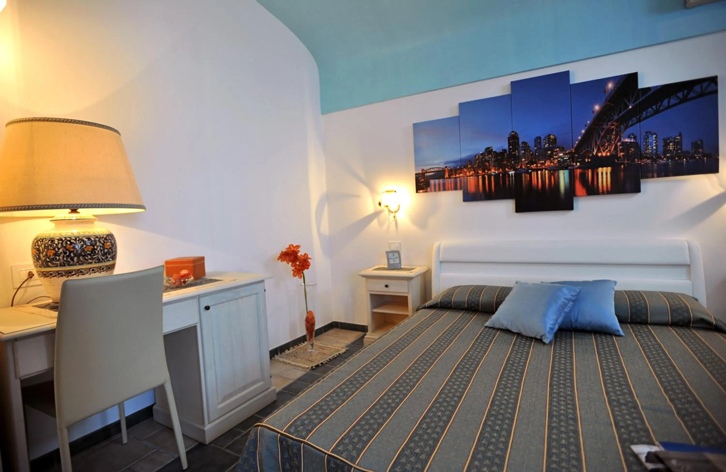 Photo of the whole room, Bed in World Center