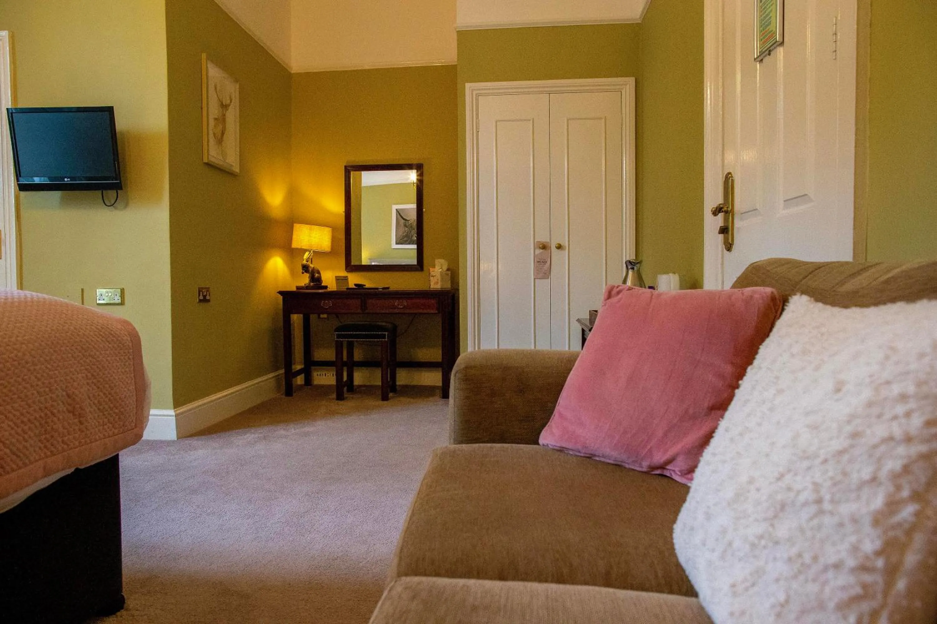 Seating area, Bed in Bedford Hotel
