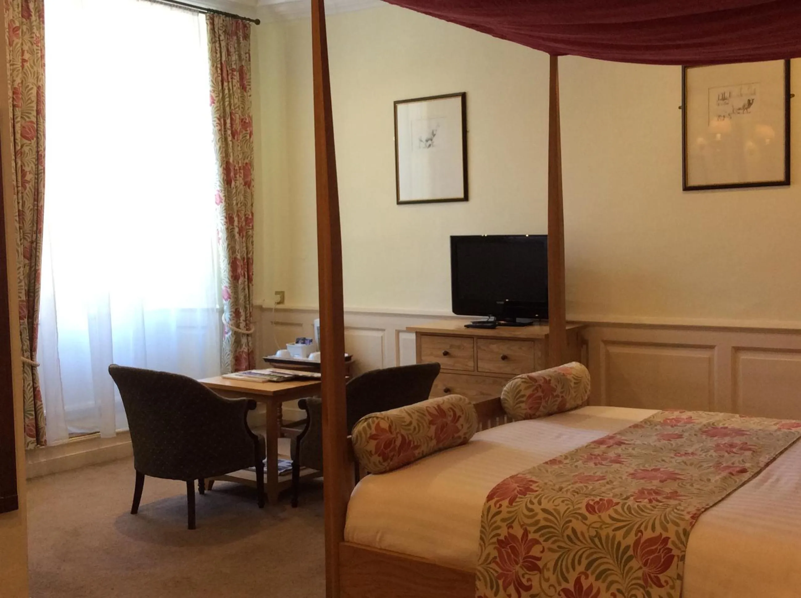 Bedroom, Bed in Bedford Hotel