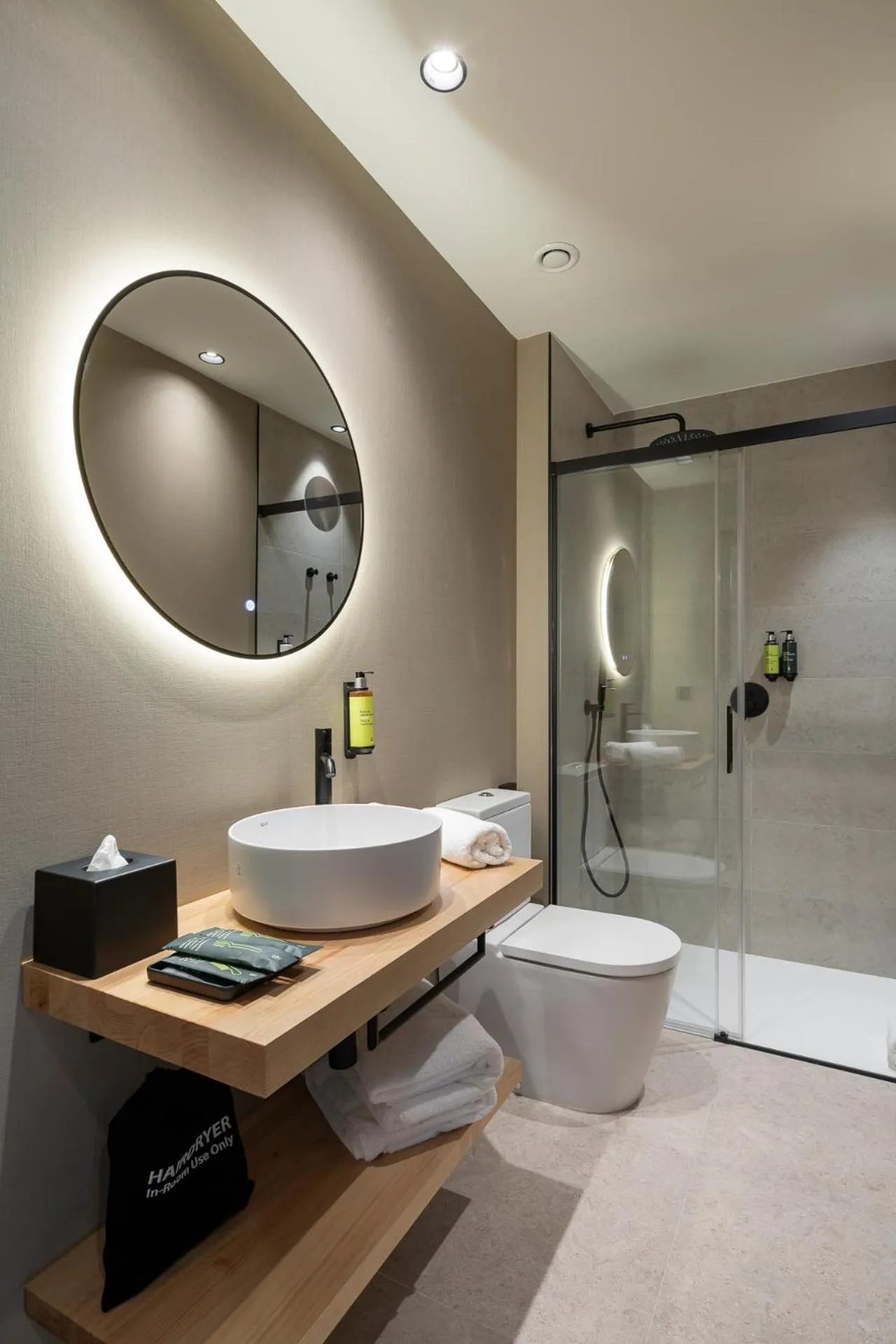 Shower in Sercotel EsteOeste