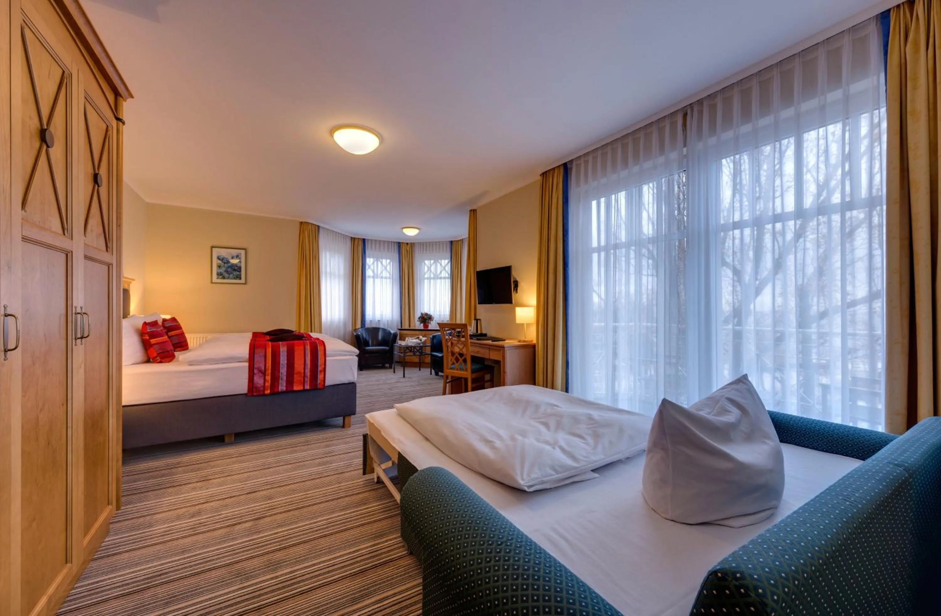 Living room, Bed in Hotel Aquamarin