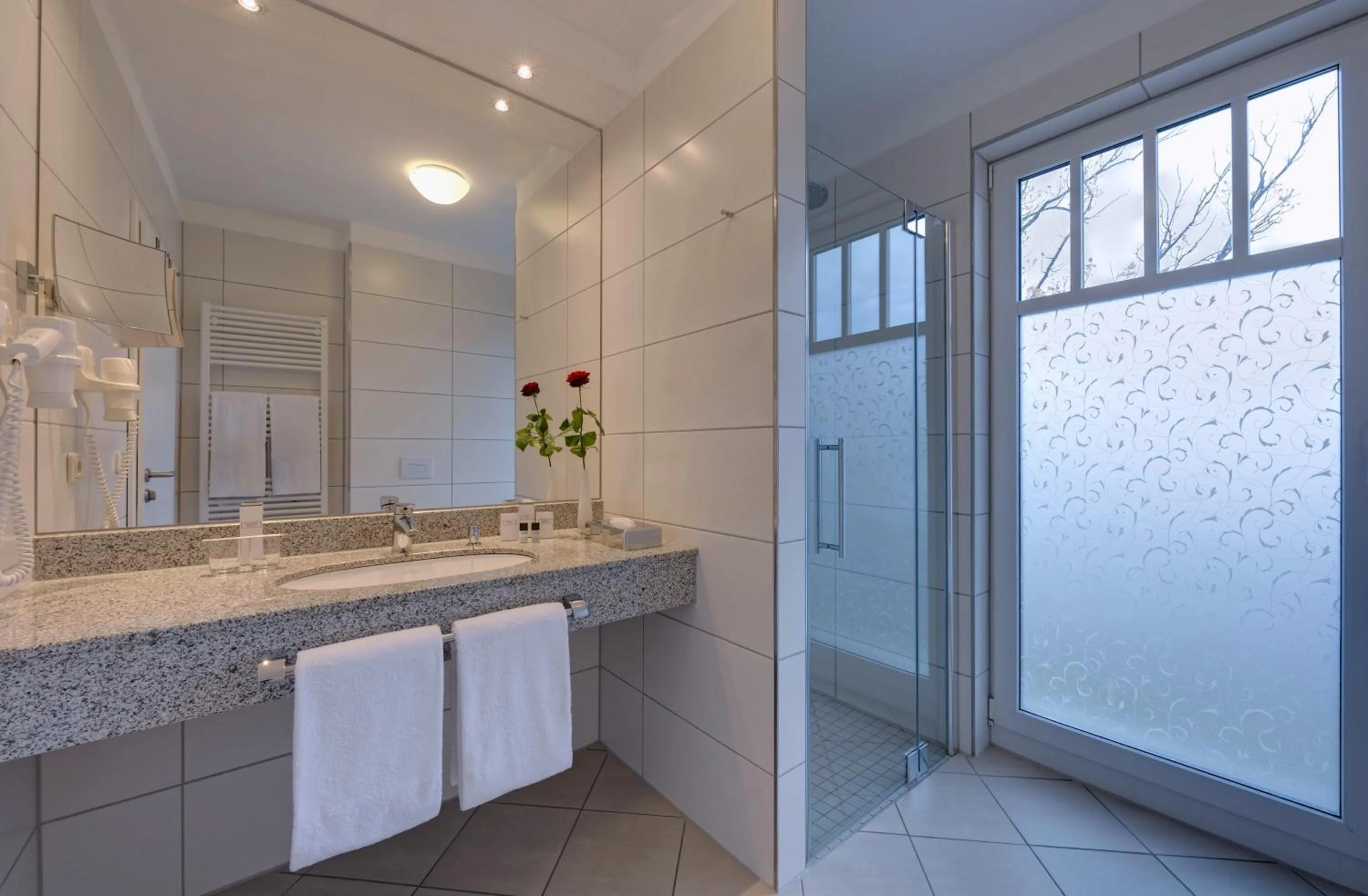 Photo of the whole room in Hotel Aquamarin