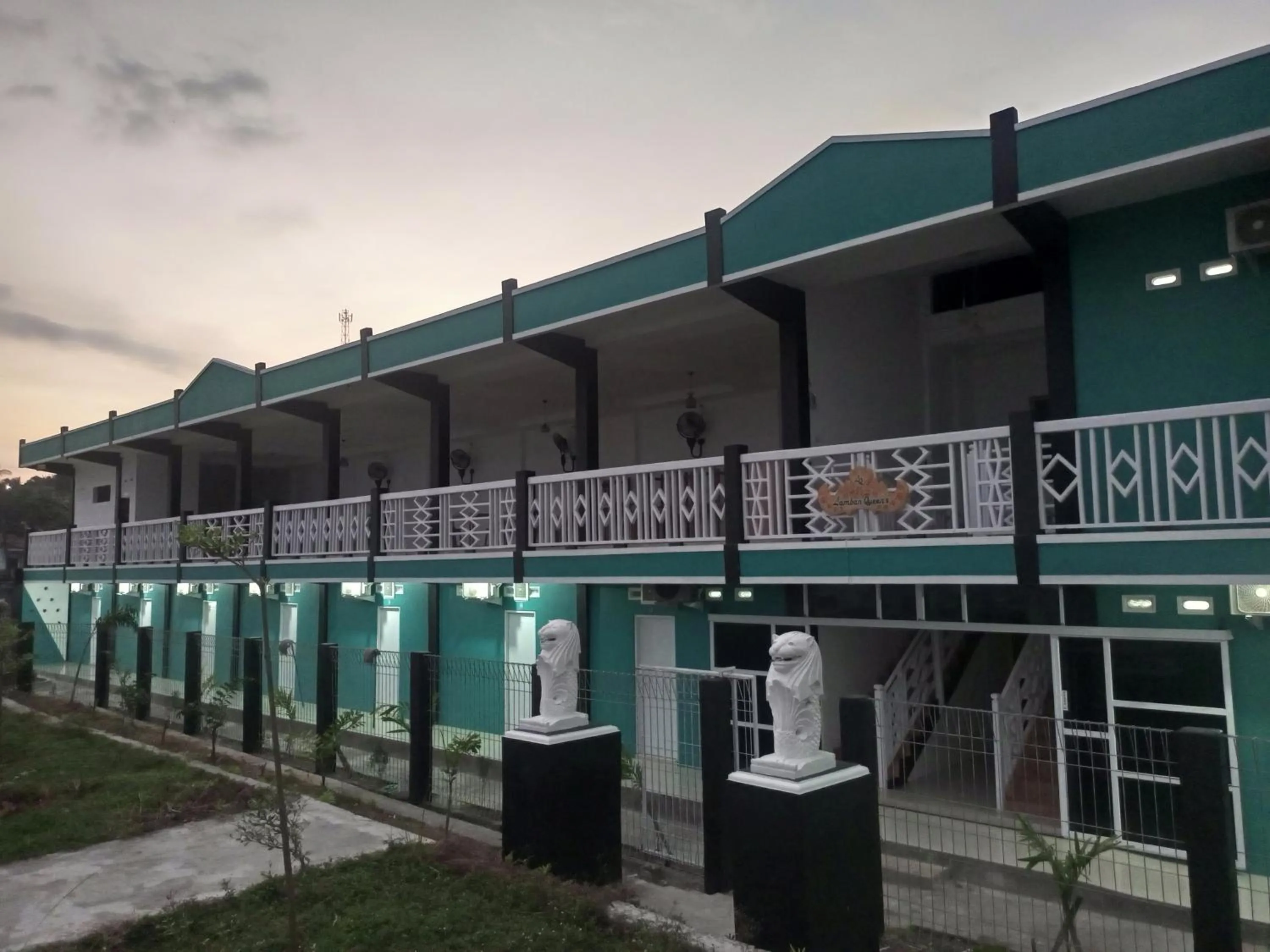 Property building in Penginapan Lamban Queens Kamar Double Bed Lantai Bawah