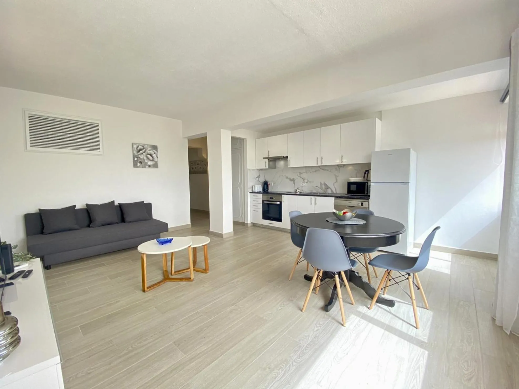 Dining area in Albufeira Central 6 by Homing