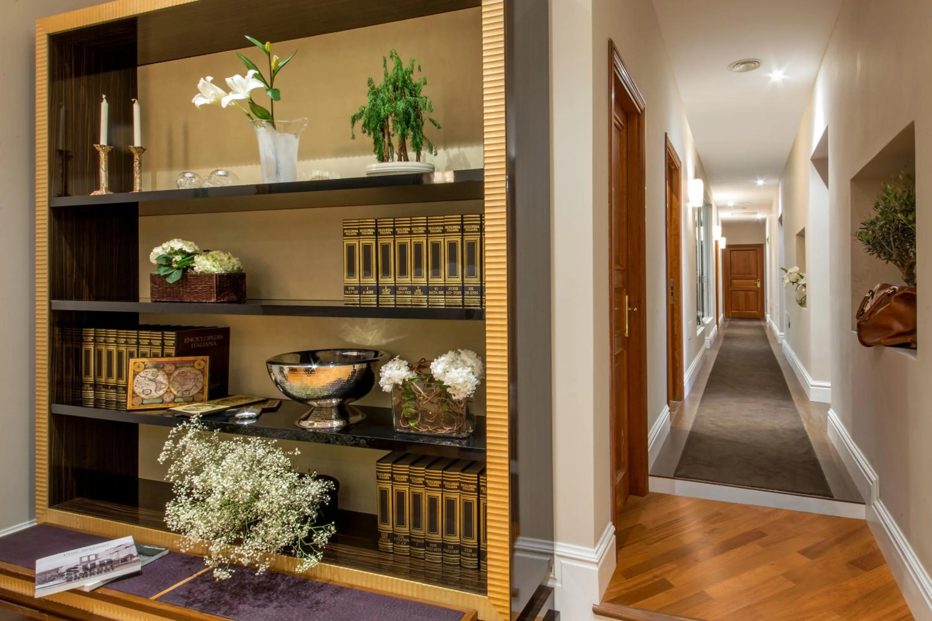 Communal lounge/ TV room in Tridente Suites