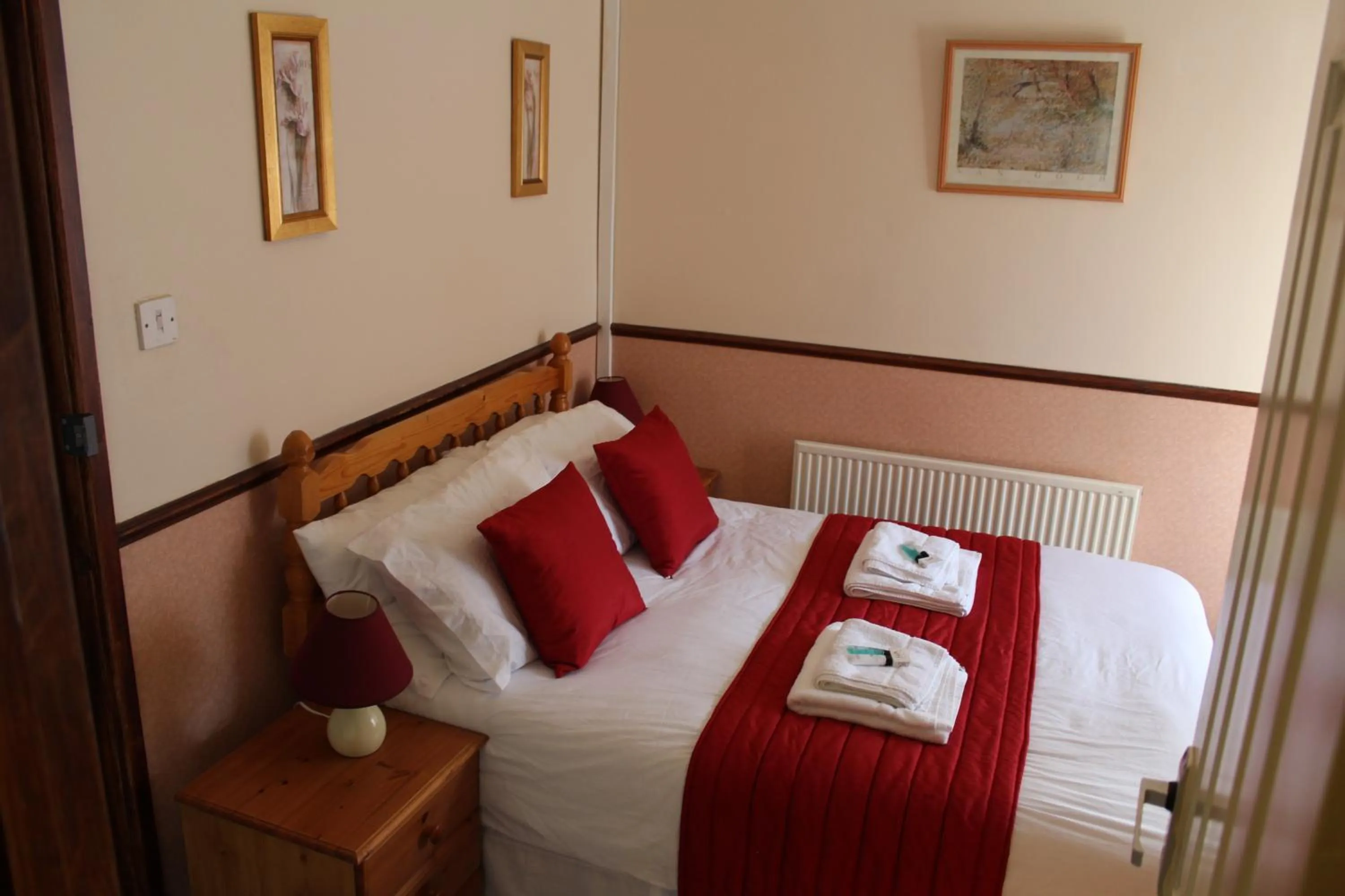 Photo of the whole room, Bed in Middlegate Hotel