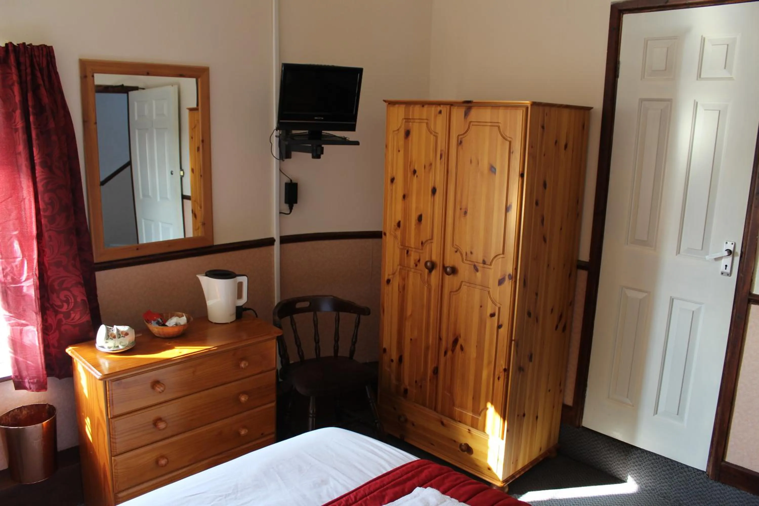 Photo of the whole room, Bed in Middlegate Hotel