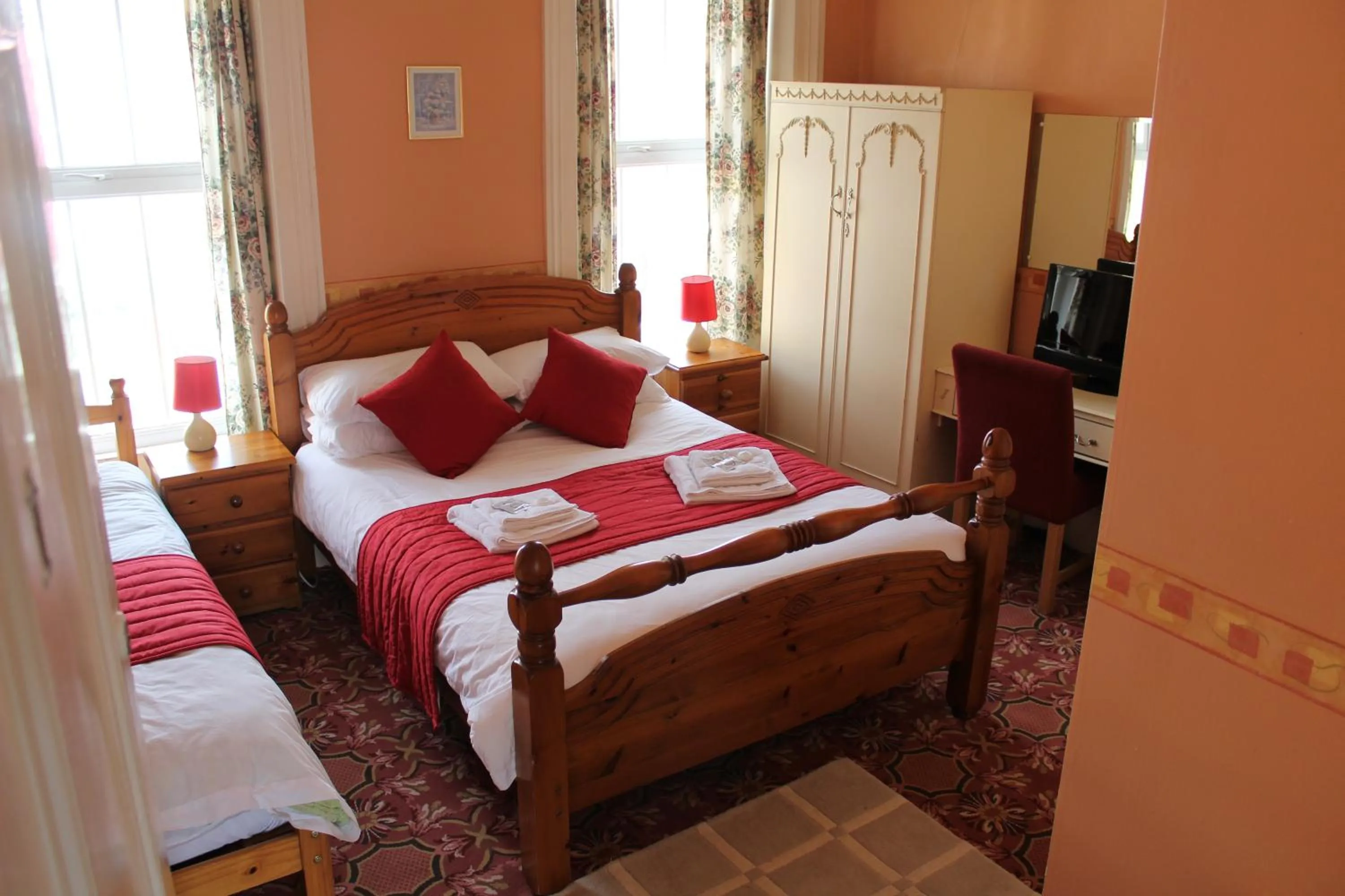 Bedroom, Bed in Middlegate Hotel