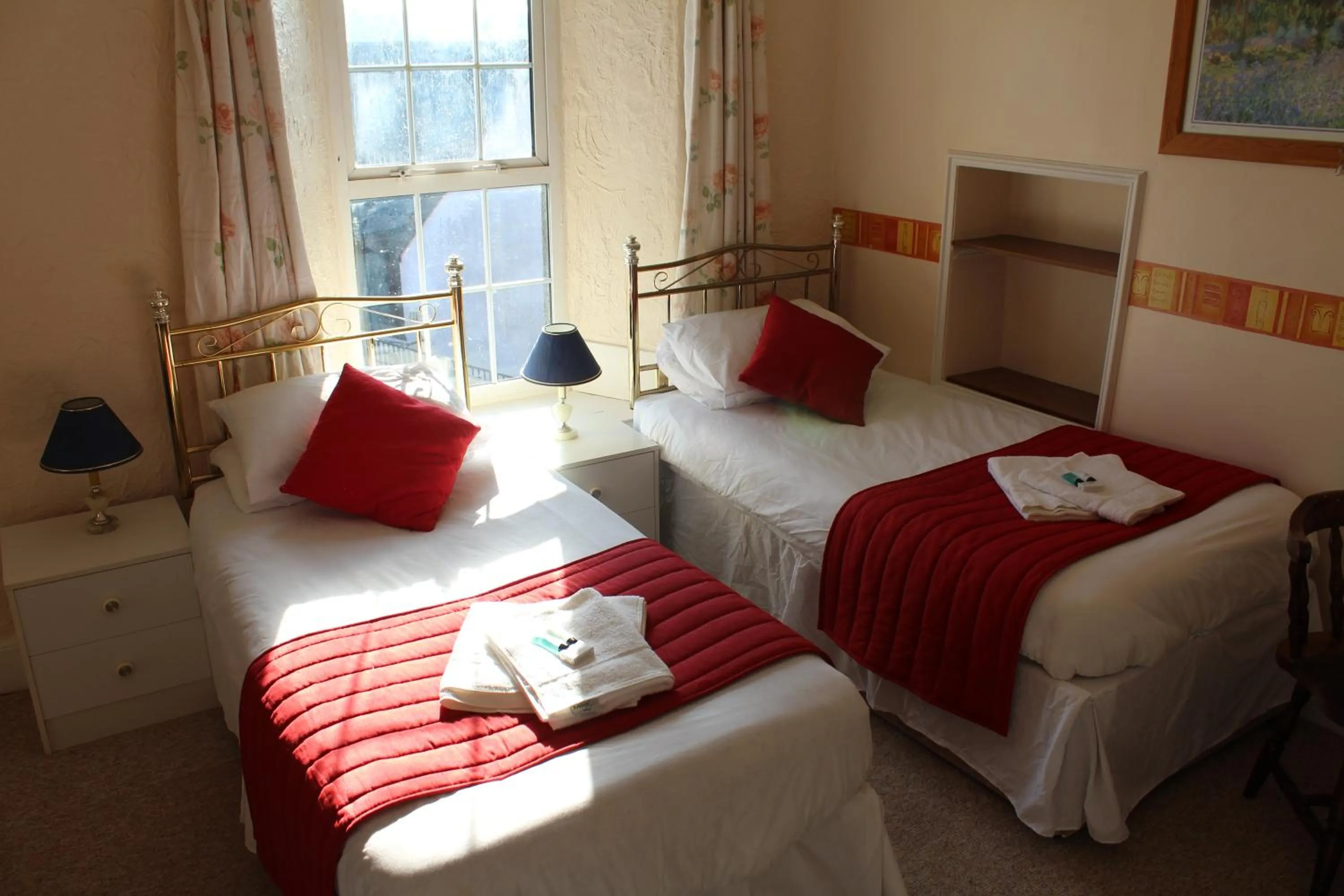 Photo of the whole room, Bed in Middlegate Hotel