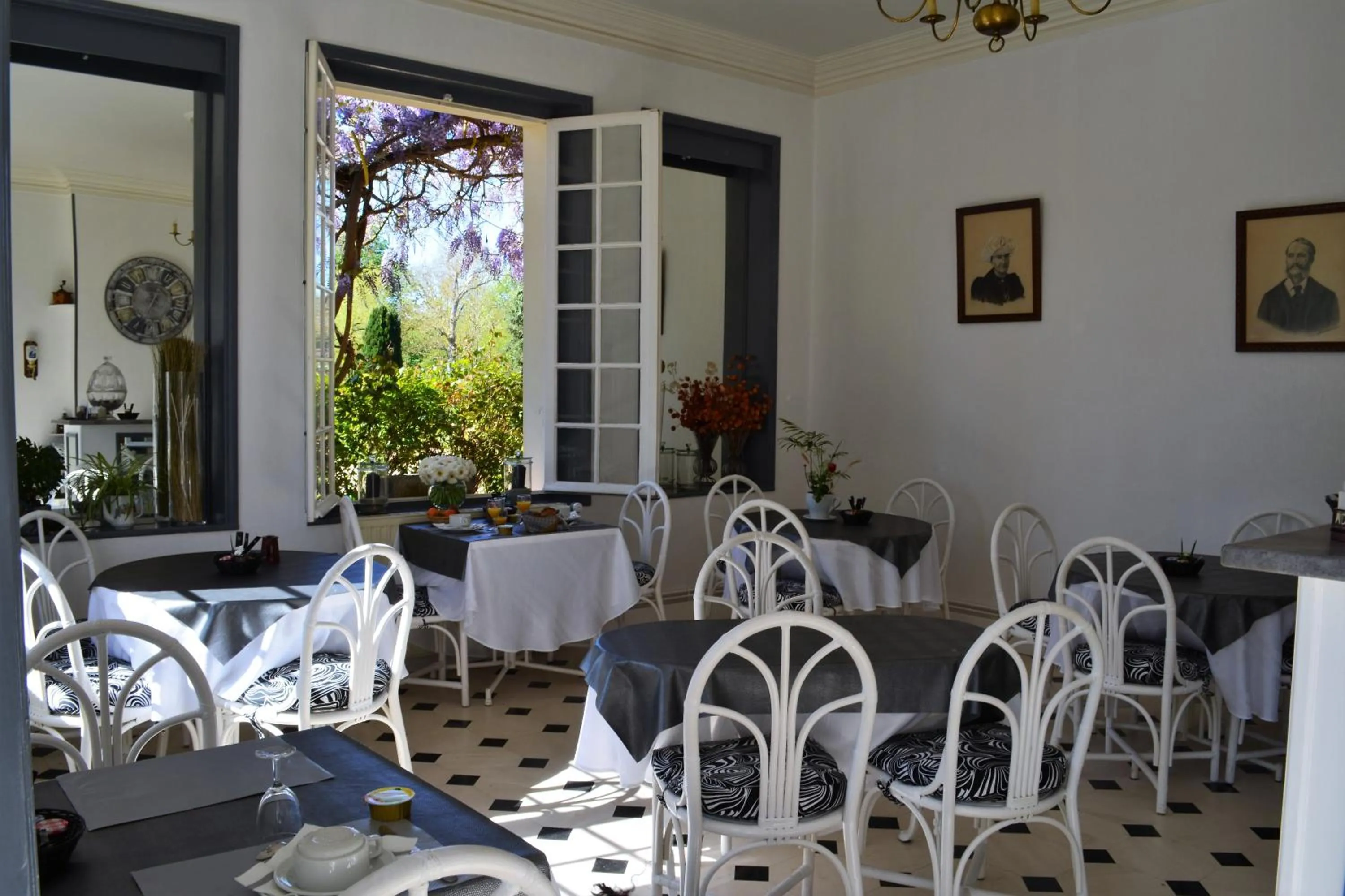Lounge or bar in Domaine de la Reposée