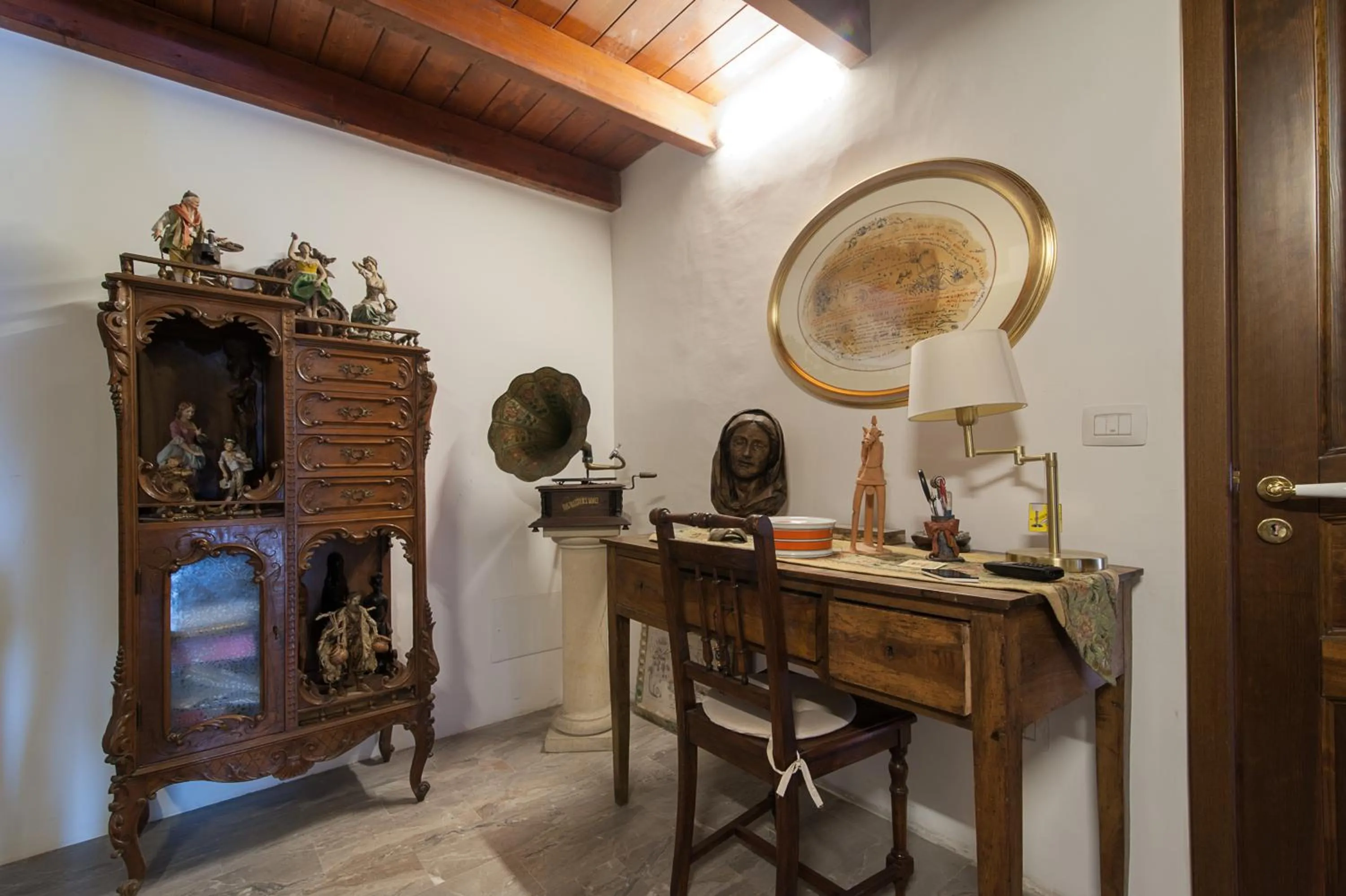 Library in Palazzo Osanna