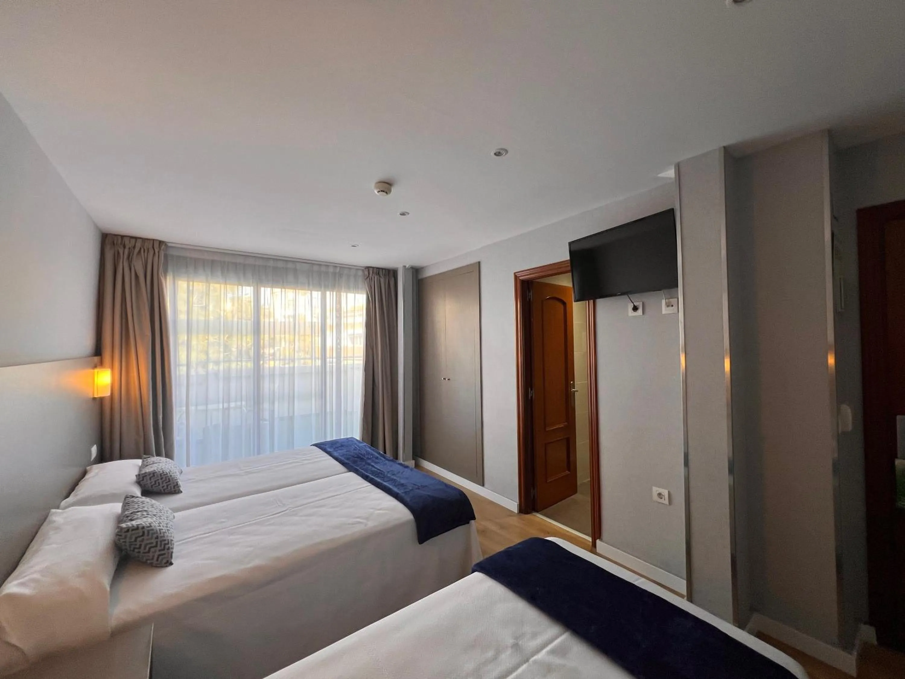 Photo of the whole room, Bed in Hotel Montesol Benidorm