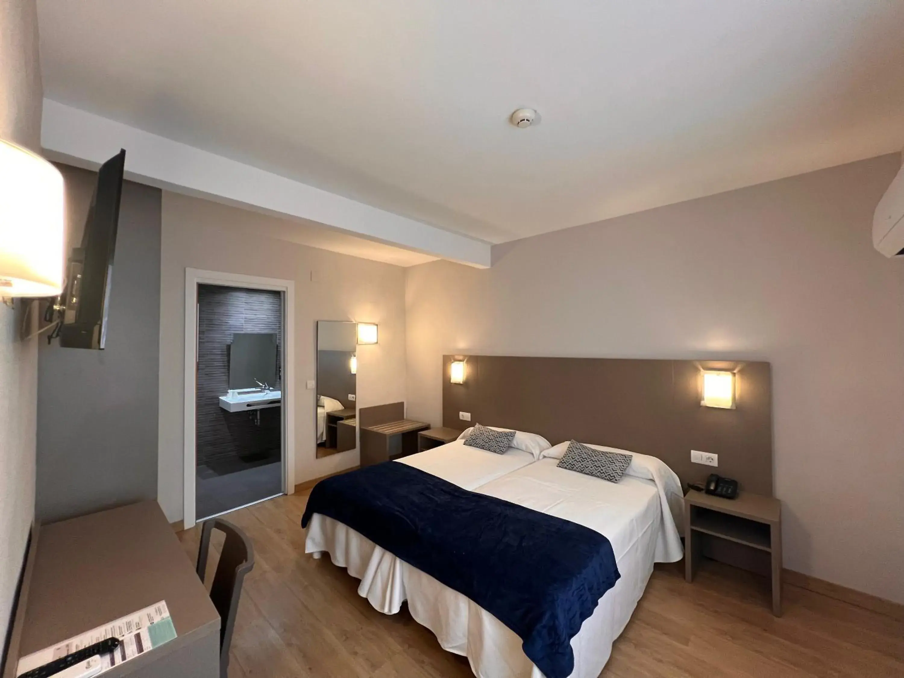 Photo of the whole room, Bed in Hotel Montesol Benidorm Photo of the whole room, Bed in Hotel Montesol Benidorm