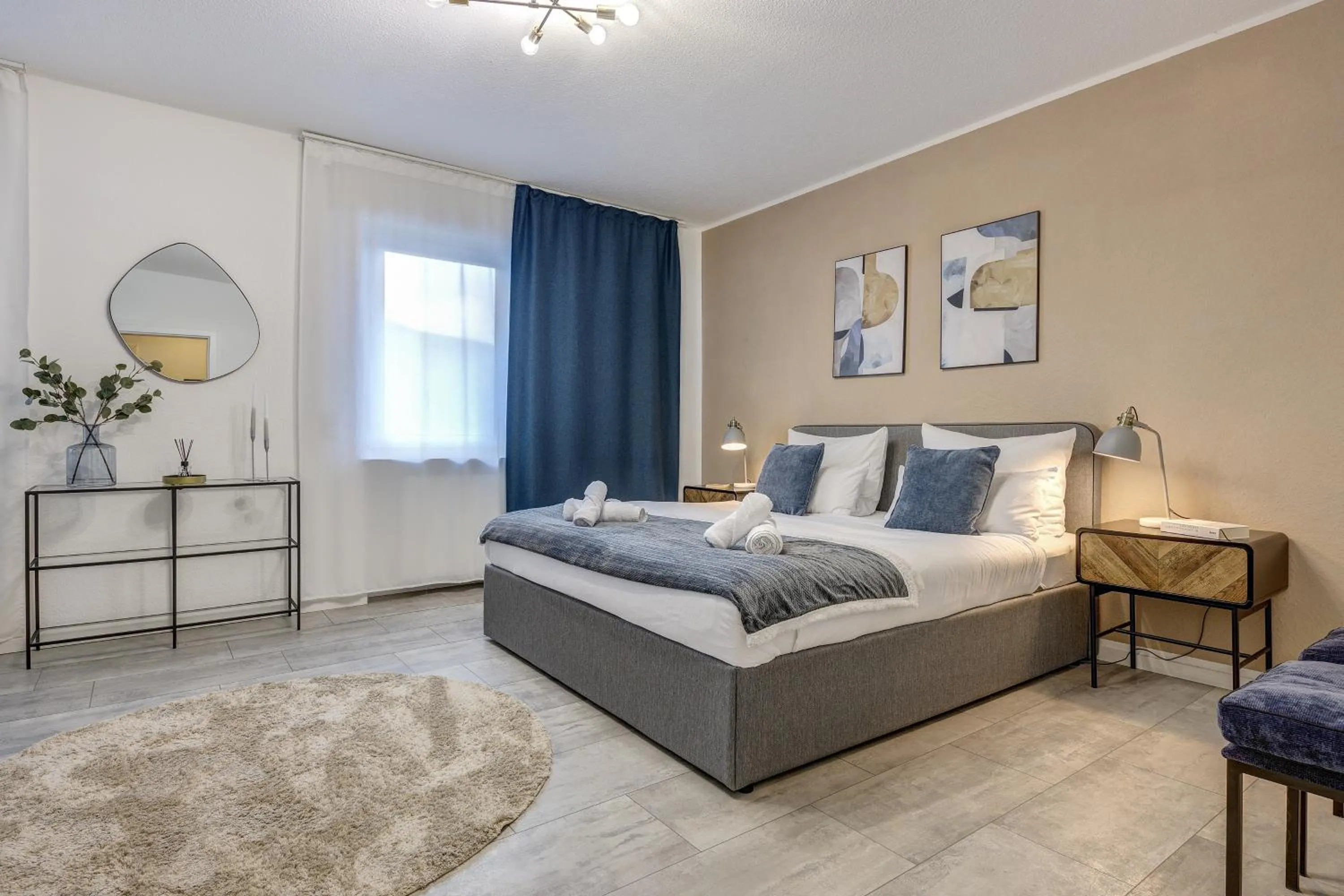 Bed in Zentrale Design Wohnung in Ufernähe - 105 qm - Parkplatz - Küche - Netflix